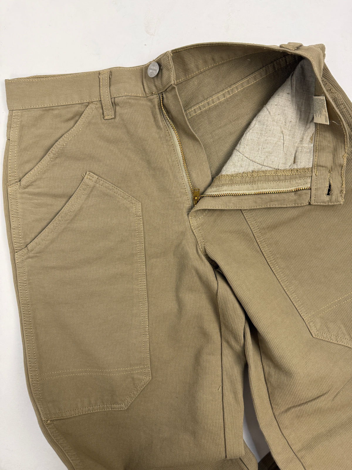 Dettaglio piano pantaloni Wild Boy deadstock aperti - zip ottone, bottone metallo e costruzione interna