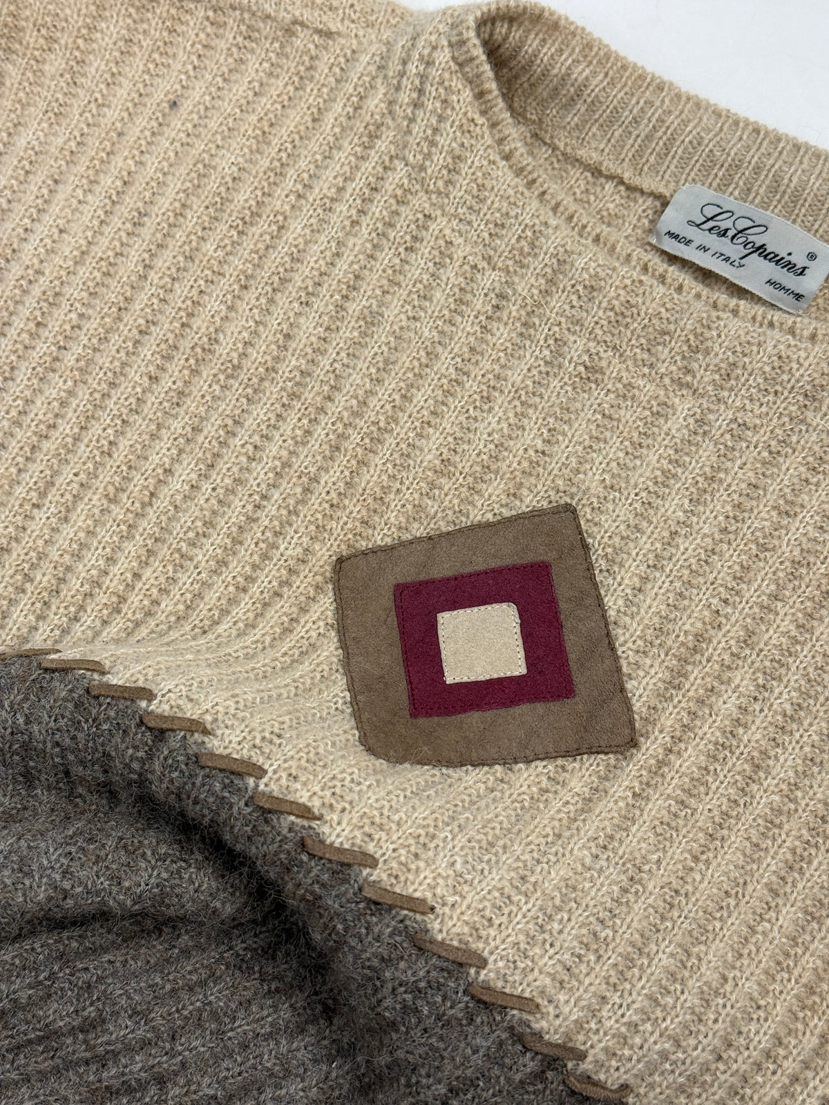 Maglione Les Copains vintage lana color block - tre quarti frontale indossato, dettaglio diagonale e patch camoscio
