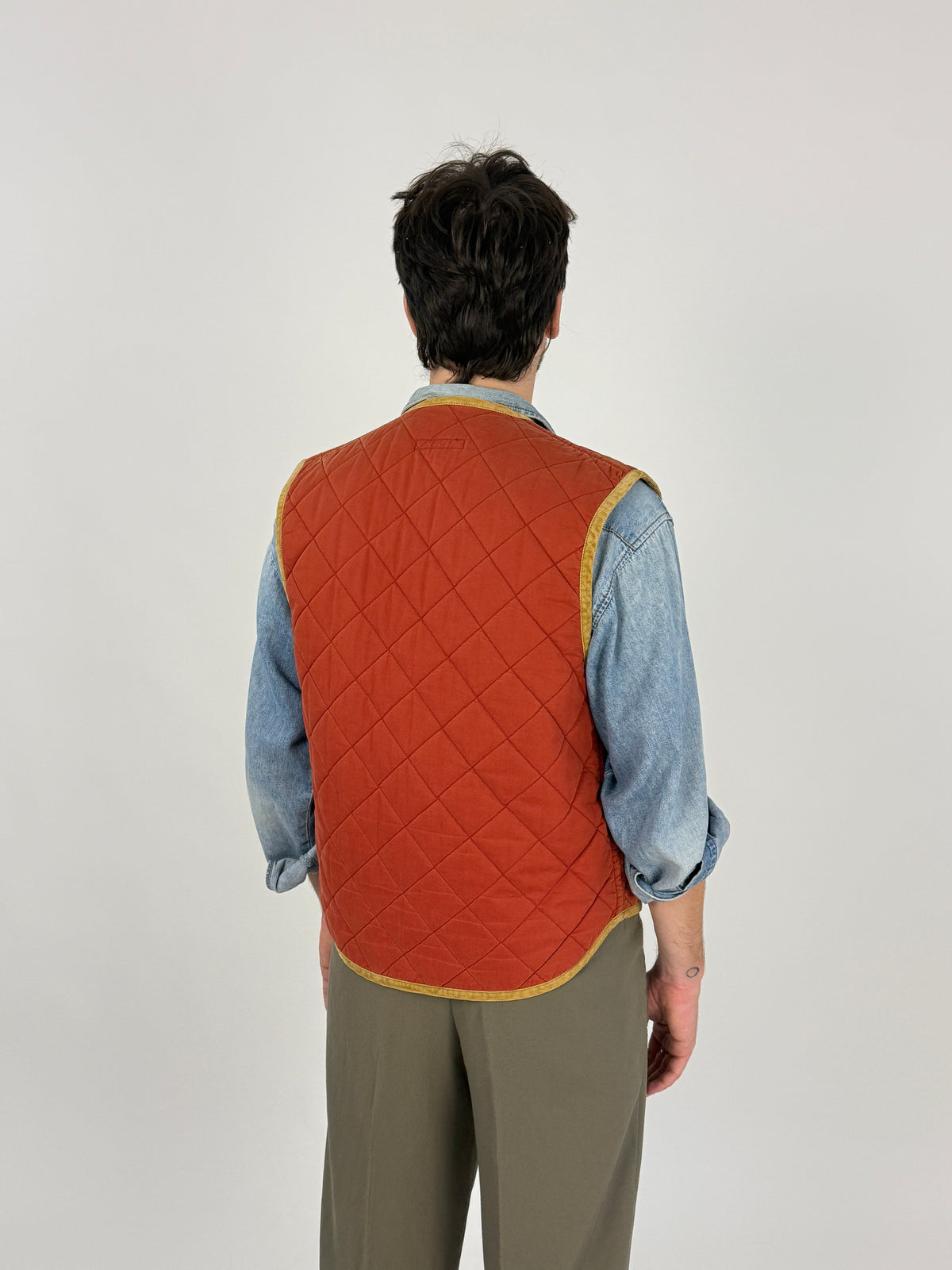 Gilet vintage Belfe trapuntato terracotta - fronte indossato vista intera, taglia M uomo, layering con camicia denim