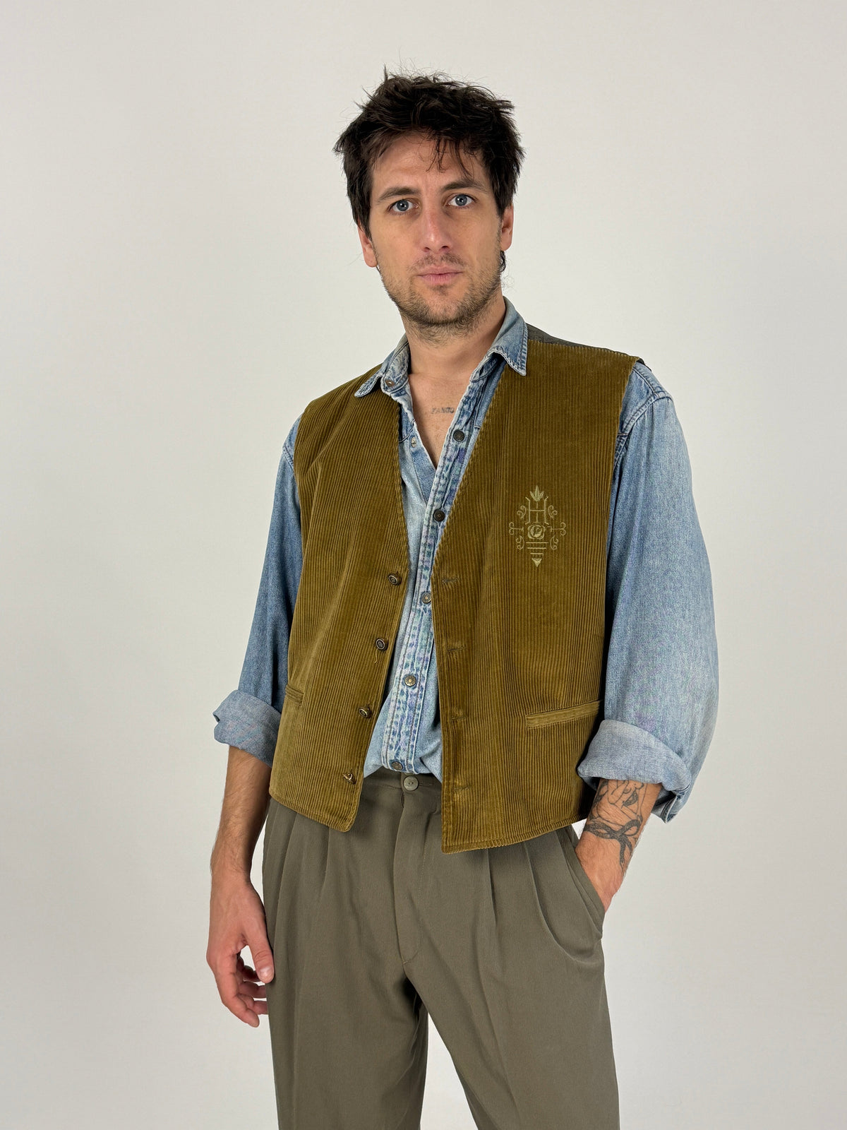 Gilet velluto millerighe Alfa Centauri anni 80 - fronte indossato, verde oliva con monogramma ricamato oro, su camicia denim e pantaloni khaki