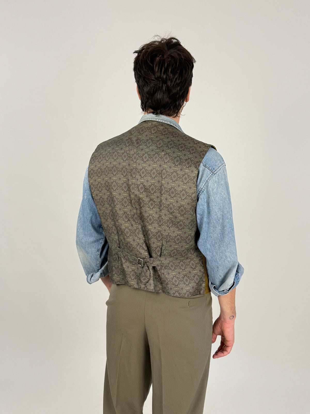 Gilet velluto millerighe Alfa Centauri - fronte indossato abbottonato, silhouette relaxed taglia M, look vintage anni 80