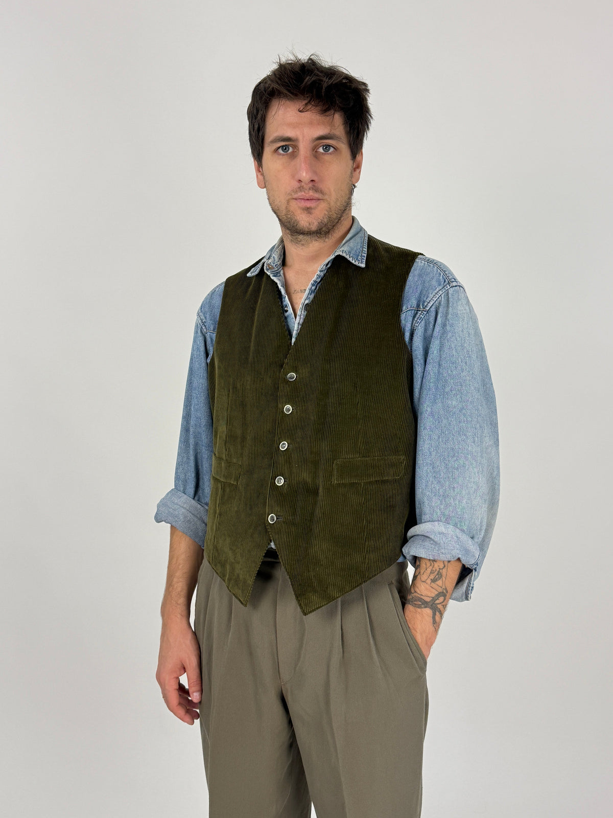 Gilet vintage velluto verde oliva - tre quarti laterale indossato, revers a lancia e bottoni madreperla