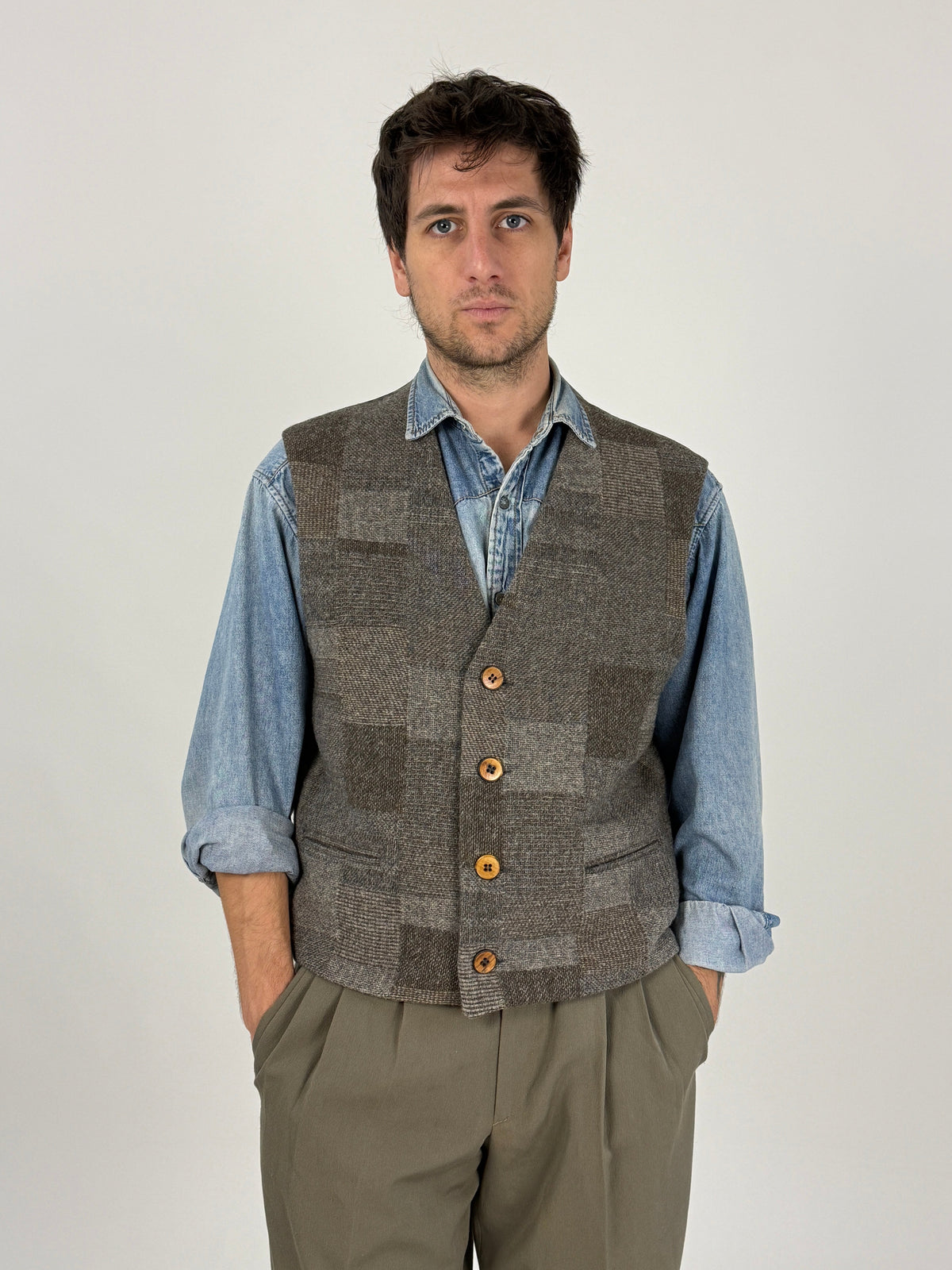 Gilet vintage Madejra tweed patchwork grigio - fronte indossato aperto, dettaglio bottoni corno naturale e tasche a filo