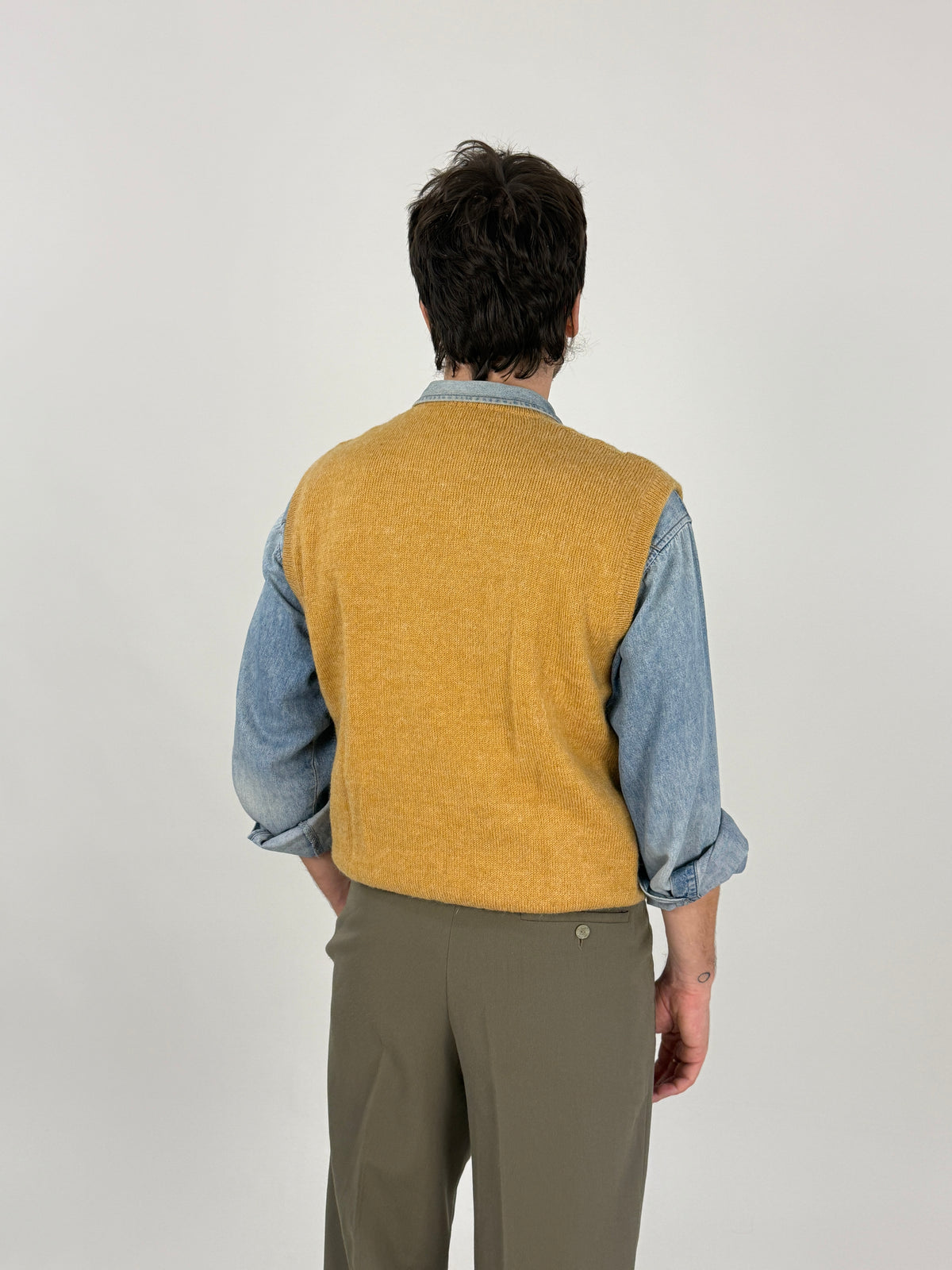 Gilet vintage in lana a trecce ocra - retro indossato, vista posteriore taglia M uomo