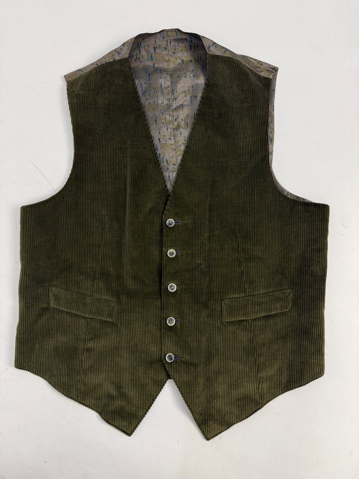 Gilet vintage velluto verde oliva piano fronte - costruzione wide wale corduroy, 5 bottoni madreperla, tasche a patta, revers lancia