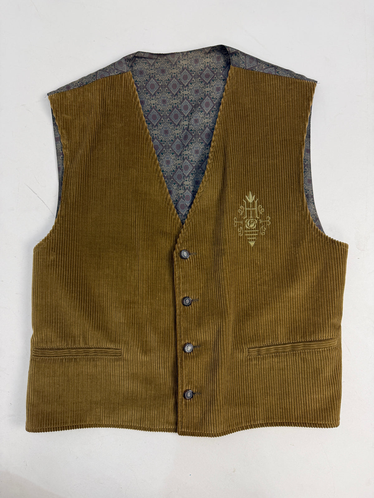 Gilet Alfa Centauri retro indossato - fodera paisley geometrica grigio ardesia con rombi e fiori, cinturina regolazione fibbia metallo