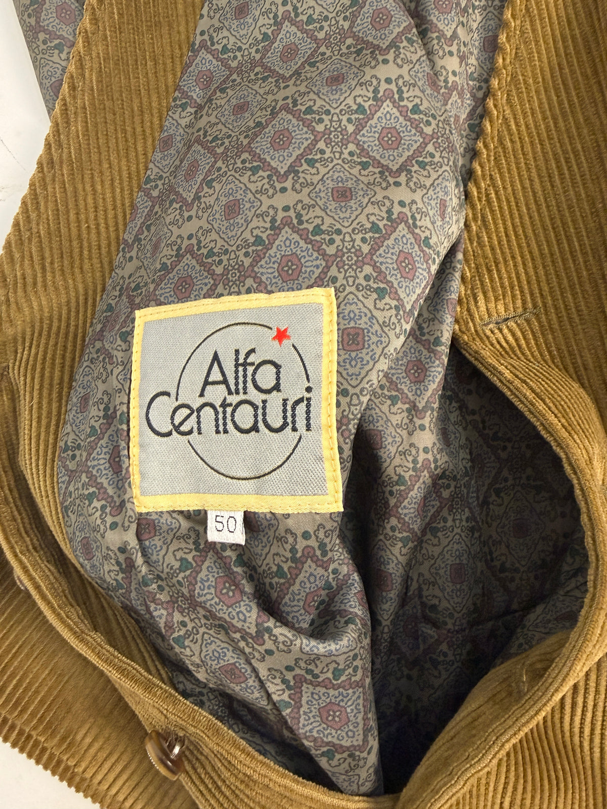 Etichetta Alfa Centauri originale anni 80 - logo circolare con stella rossa su fondo grigio, bordo giallo, taglia 50