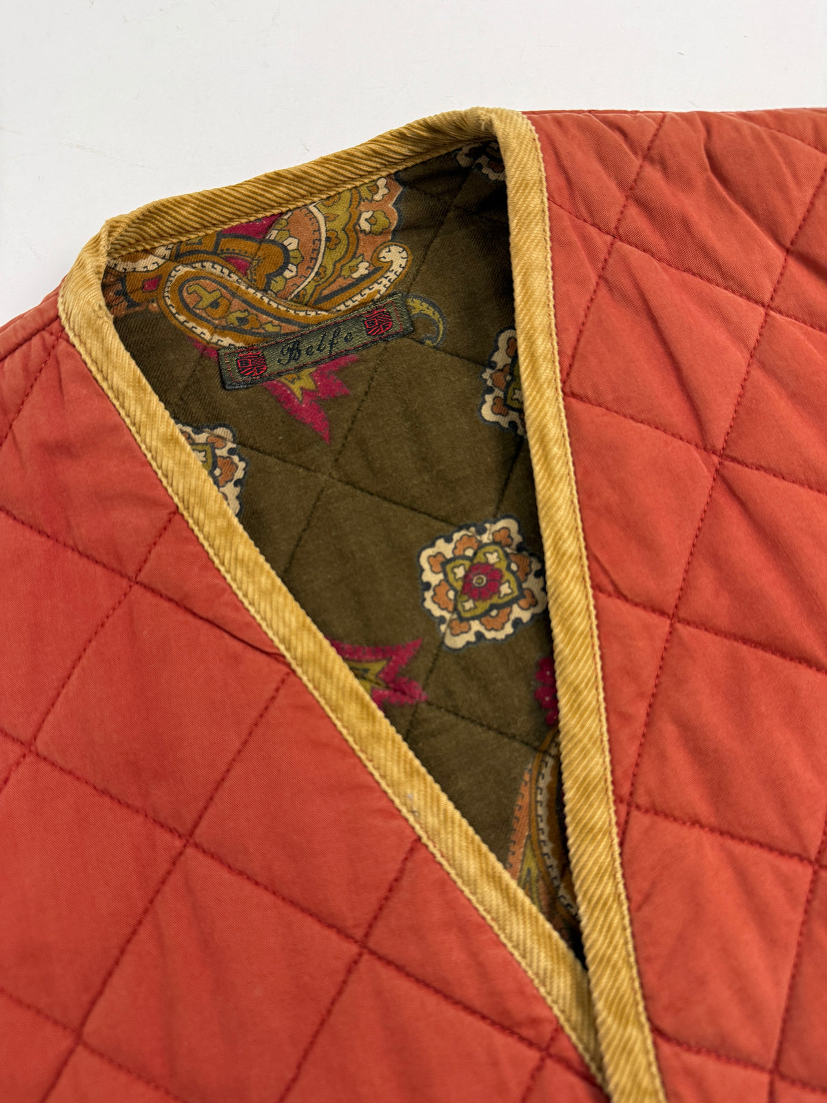 Dettaglio etichetta Belfe e fodera paisley kaki bordeaux oro - gilet trapuntato terracotta anni 70, dettaglio scollatura V