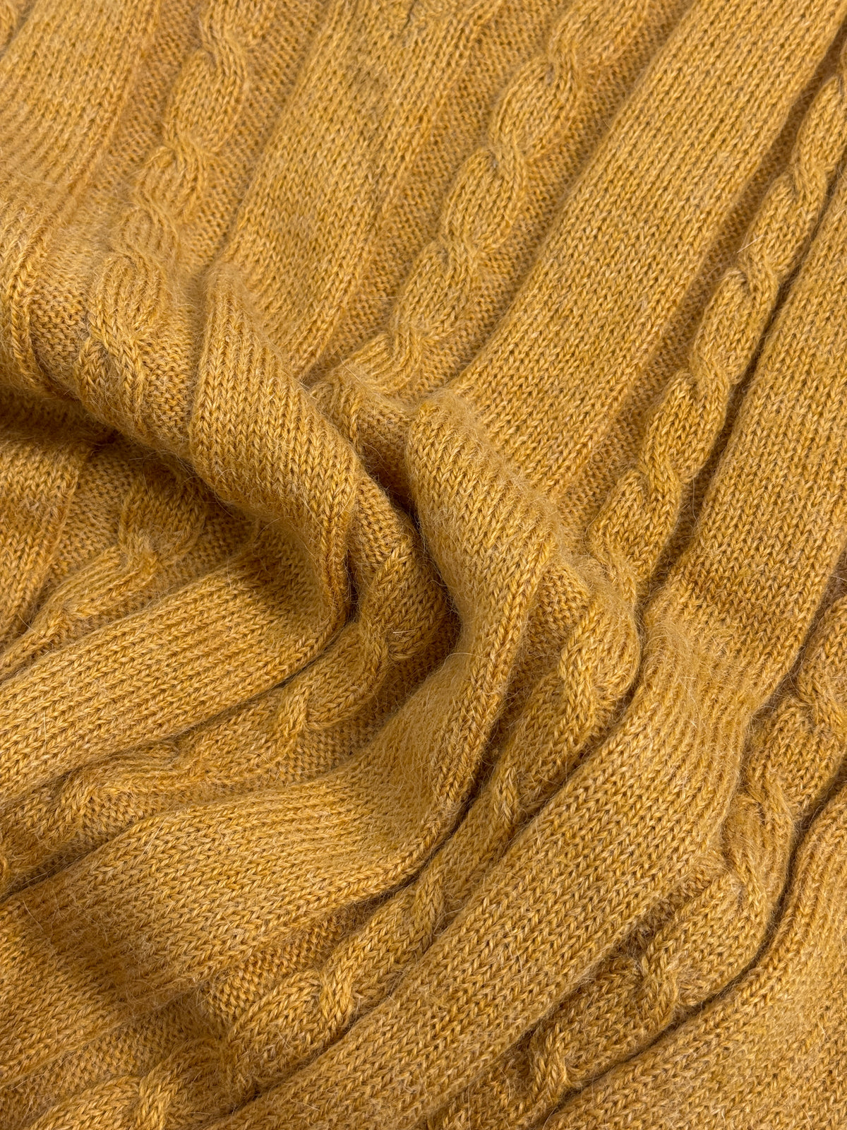 Dettaglio macro tessuto gilet vintage lana ocra - punto cable knit a trecce verticali, filato morbido
