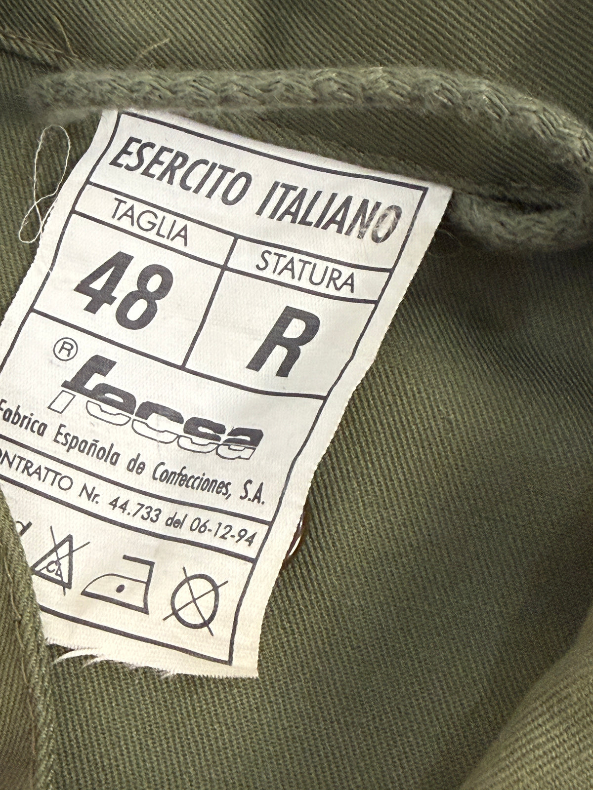 Parka militare Esercito Italiano verde oliva - retro indossato, carrè con doppia piega centrale e spalline con bottone