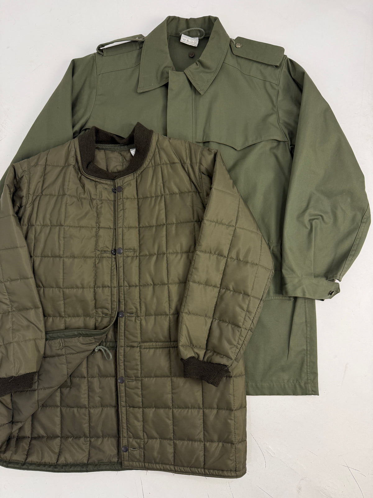 Parka militare Esercito Italiano 1994 verde oliva - fronte indossato chiuso, taglia 48 uomo, vista intera