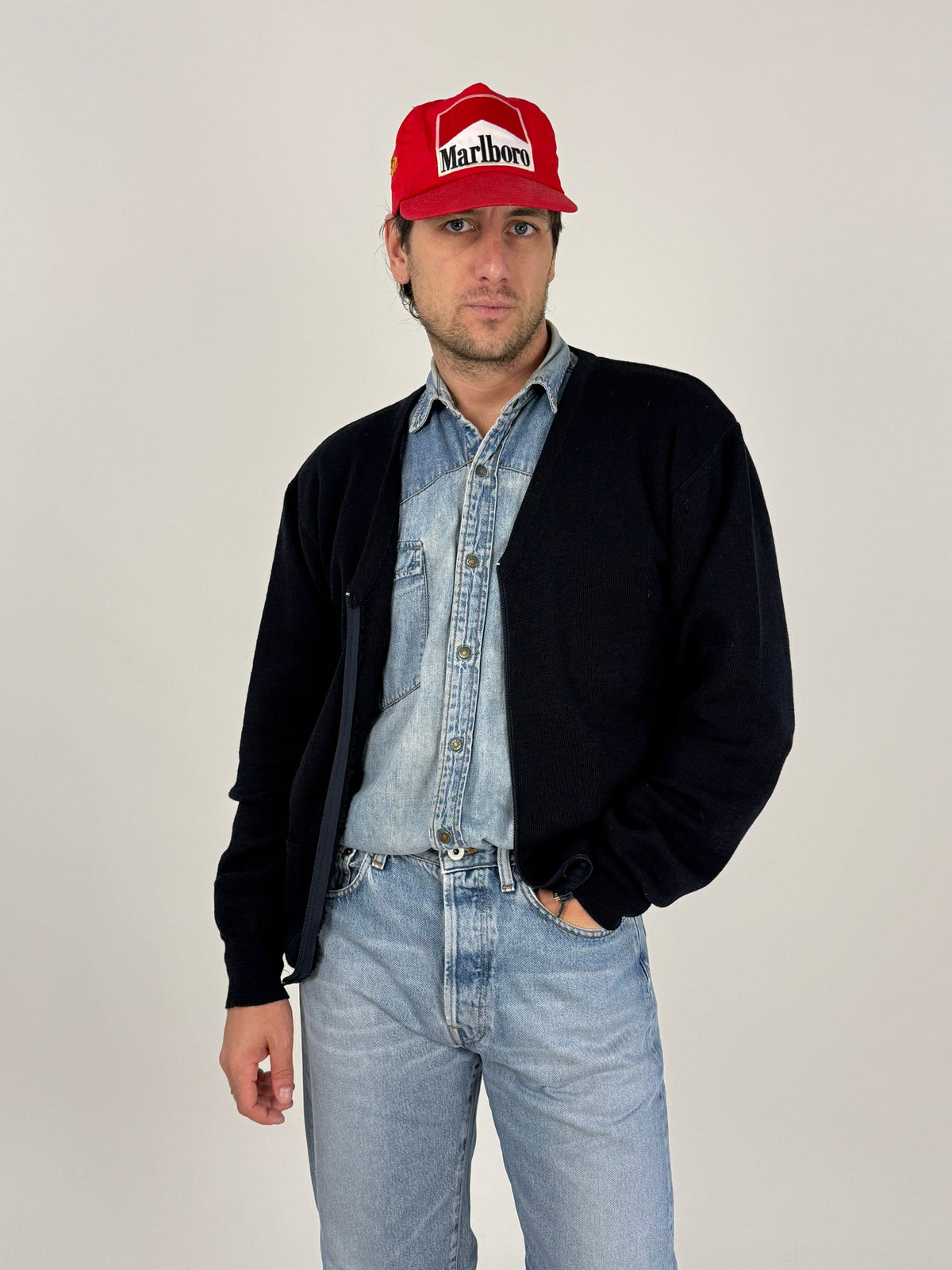 Giacca maglia Vancini indossata chiusa - silhouette bomber blu notte compatta, zip frontale chiusa, jeans, visione fronte