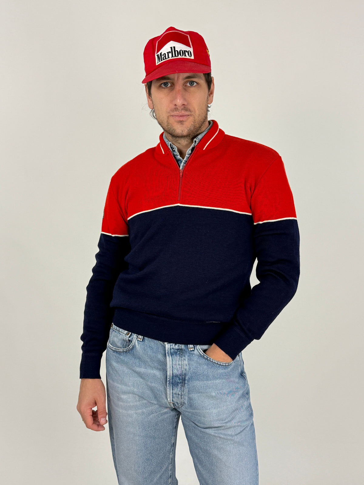 Maglione Dolomiten piegato con cartellino deadstock originale giallo - etichetta Dolomiten al collo, zip rossa, colori rosso/blu notte