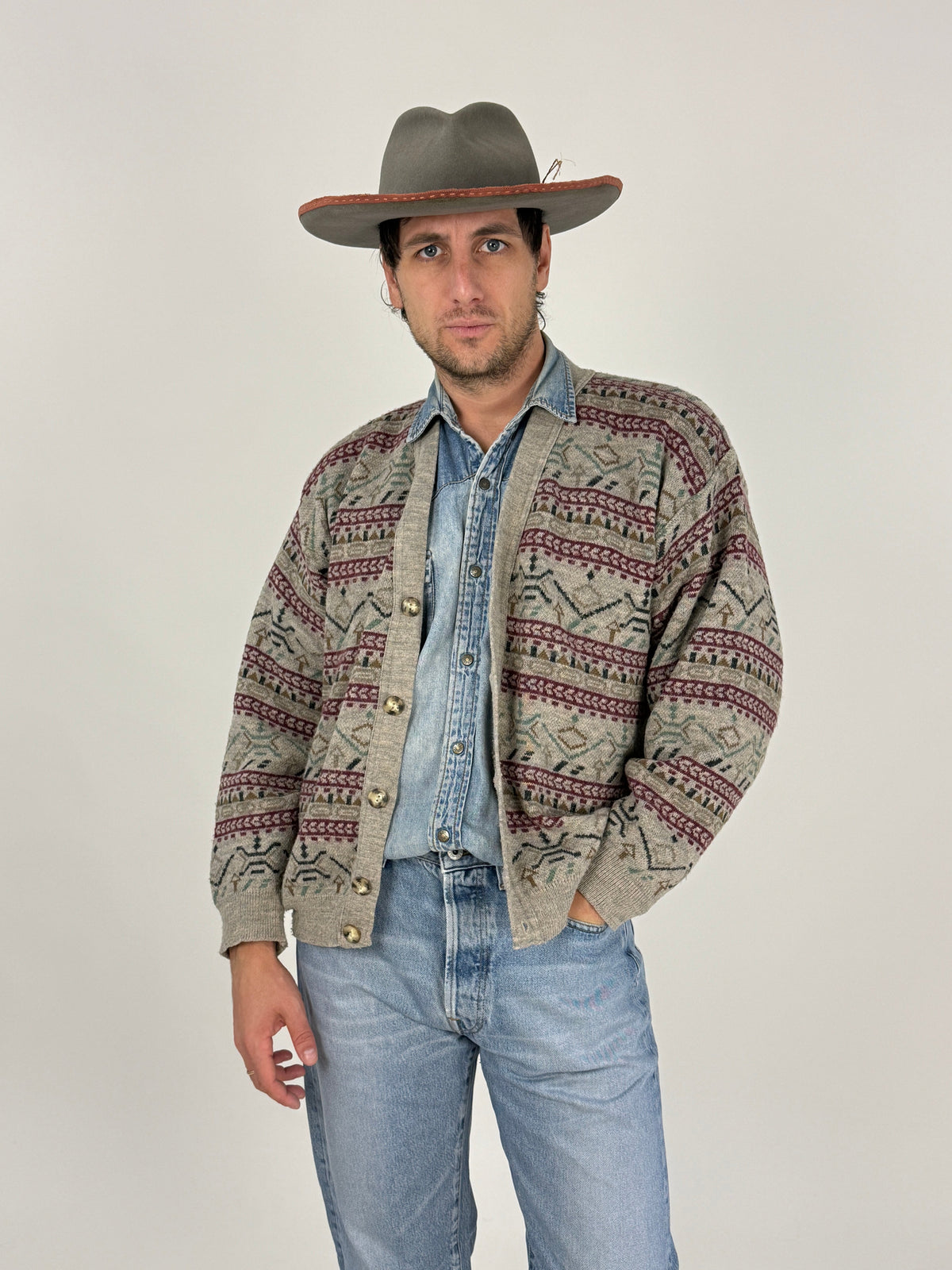 Cardigan jacquard azteco Sports Club Competition anni 80 - fronte indossato abbottonato, grigio melange con fantasia bordeaux/verde, cappello western