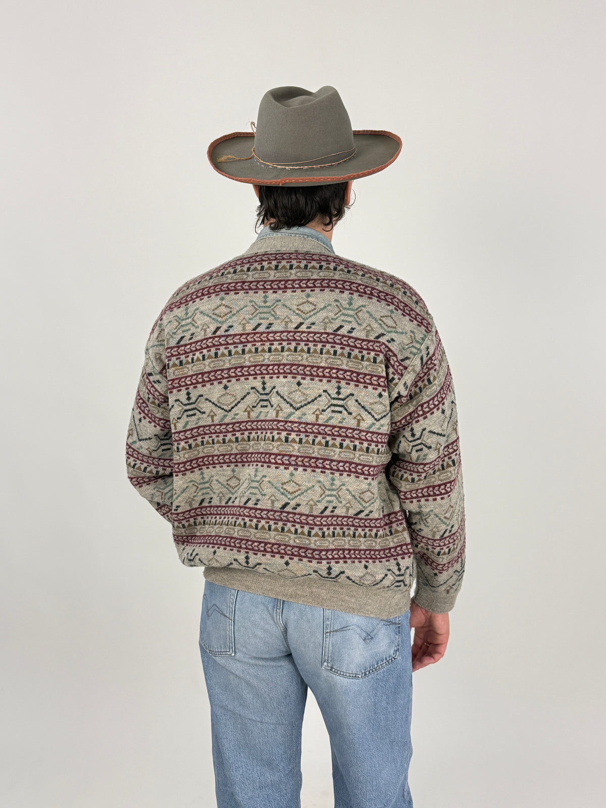 Cardigan Sports Club Competition - retro indossato, fantasia jacquard azteca bande orizzontali su grigio melange, cappello western