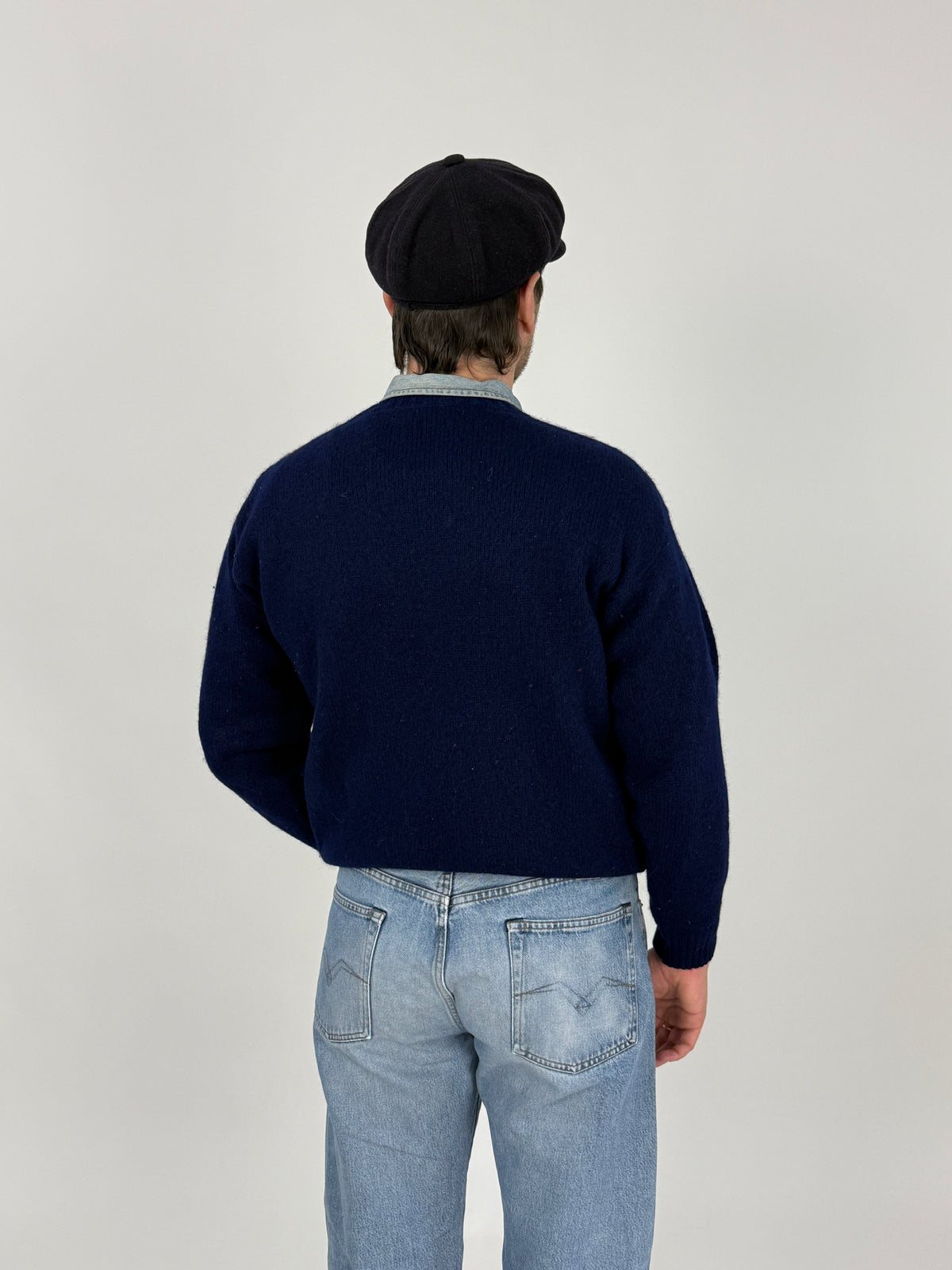 Maglione argyle vintage - retro indossato, blu navy tinta unita, silhouette relaxed boxy taglia M, berretto baker boy nero