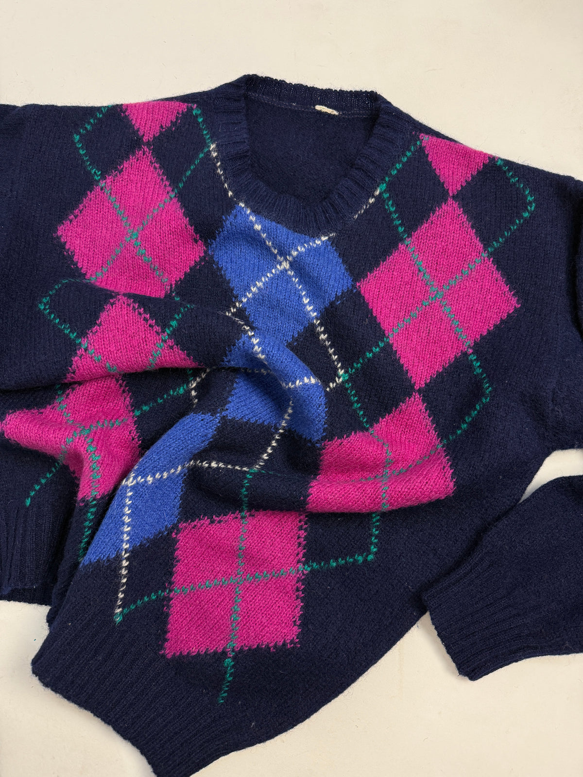 Maglione argyle vintage anni 80 - fronte indossato, pattern argyle navy/fucsia/royal blue, berretto baker boy nero, camicia denim, jeans wide