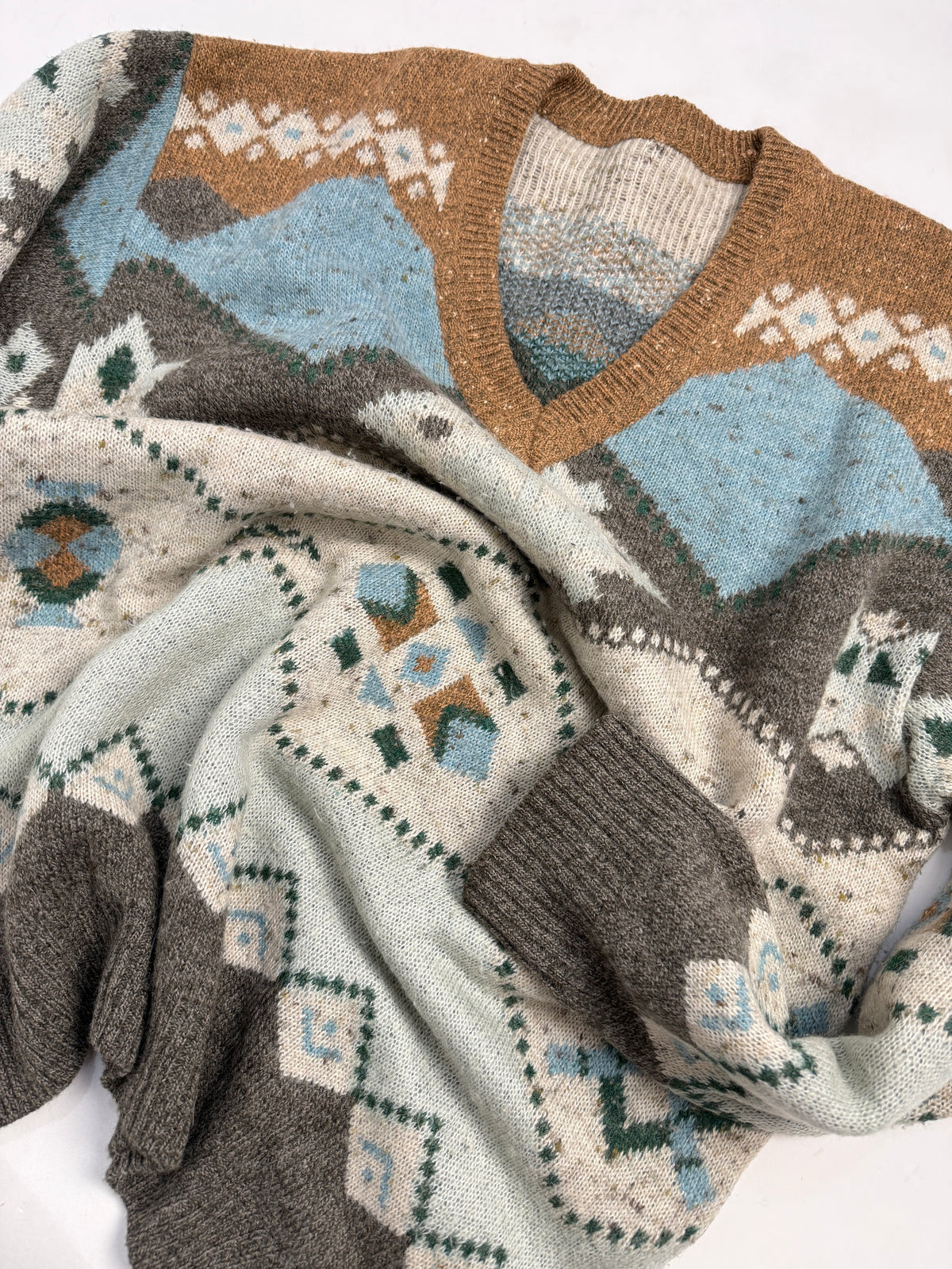 Maglione vintage anni 80 - retro indossato, jacquard geometrico macro continuo fronte/retro, cappello western, jeans wide