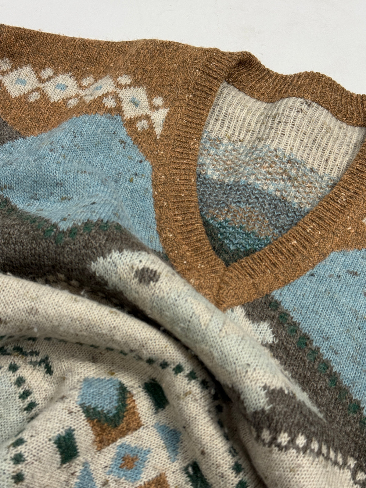 Maglione vintage anni 80 piano - jacquard macro rombi avorio/grigio tortora/verde salvia/azzurro/bronzo, scollo V lurex, polsini costina grigia