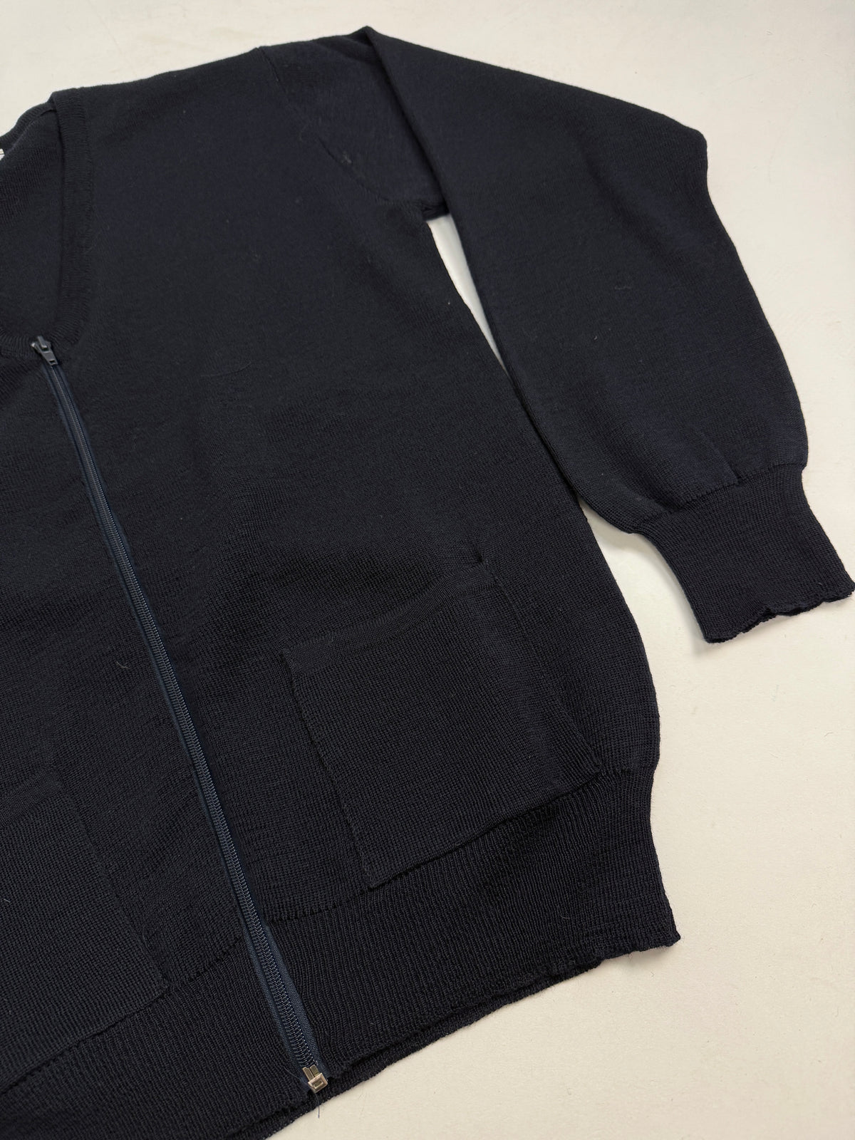 Giacca maglia full-zip Vancini vintage - fronte indossato aperta su camicia denim, blu notte, look anni 80 con cappellino Marlboro rosso