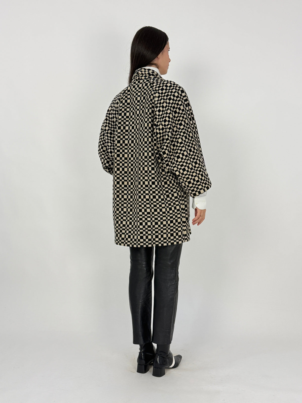 Giacca Luisa Via Roma vintage anni 80 - piano laterale/retro, tessuto bouclé a scacchi nero avorio, volume oversize, orlo dritto