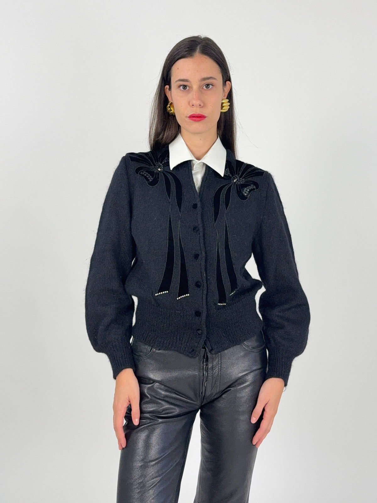 Cardigan kid mohair nero anni 70 - fronte indossato, fiocchi velluto paillettes sulle spalle, nastri velluto sul fronte, maniche balloon, taglia M