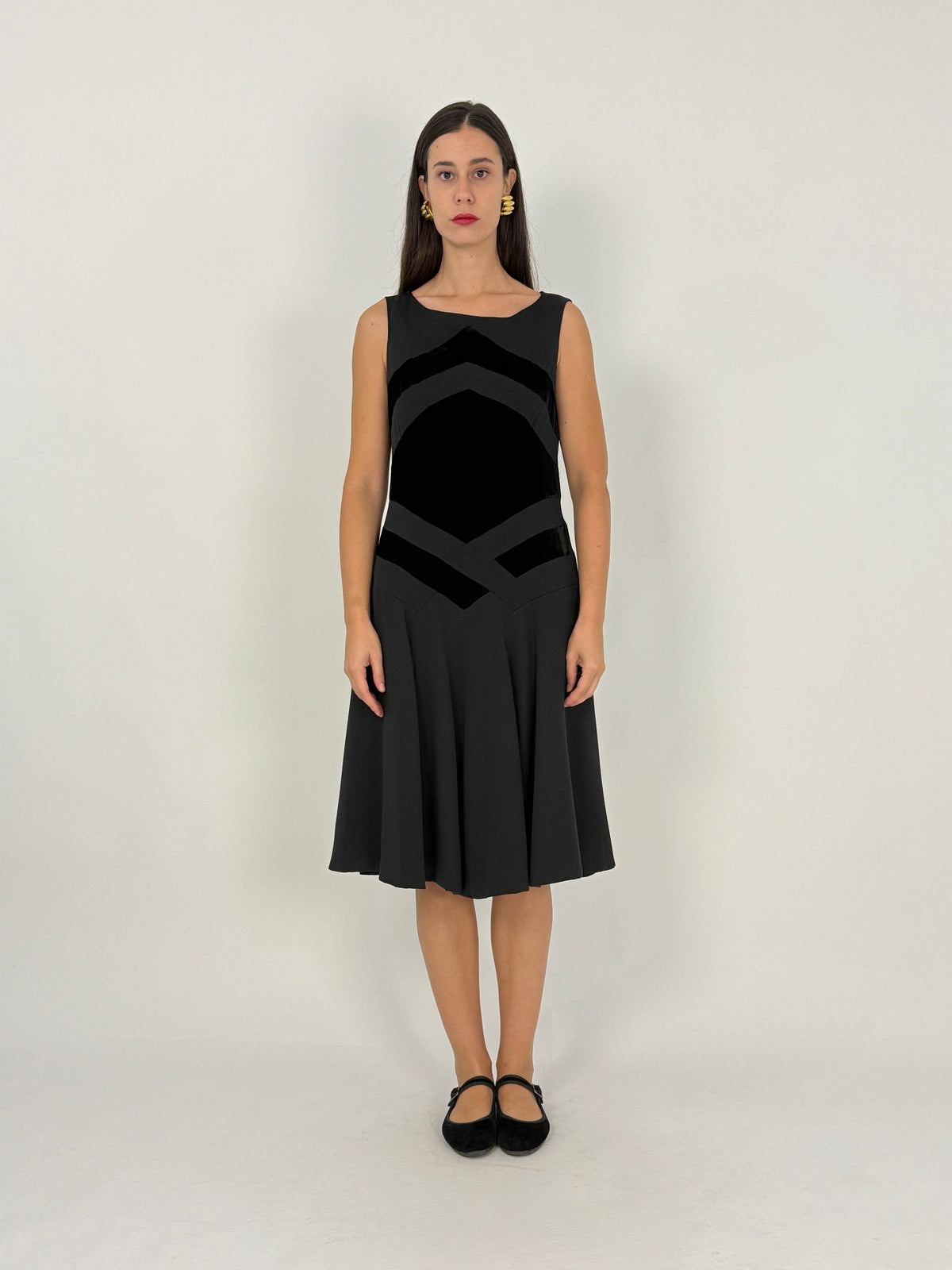 Abito Baldi Modena - tre quarti indossato, inserti velluto chevron sul bustier, gonna a ruota in movimento, scollatura barca, spalline strutturate