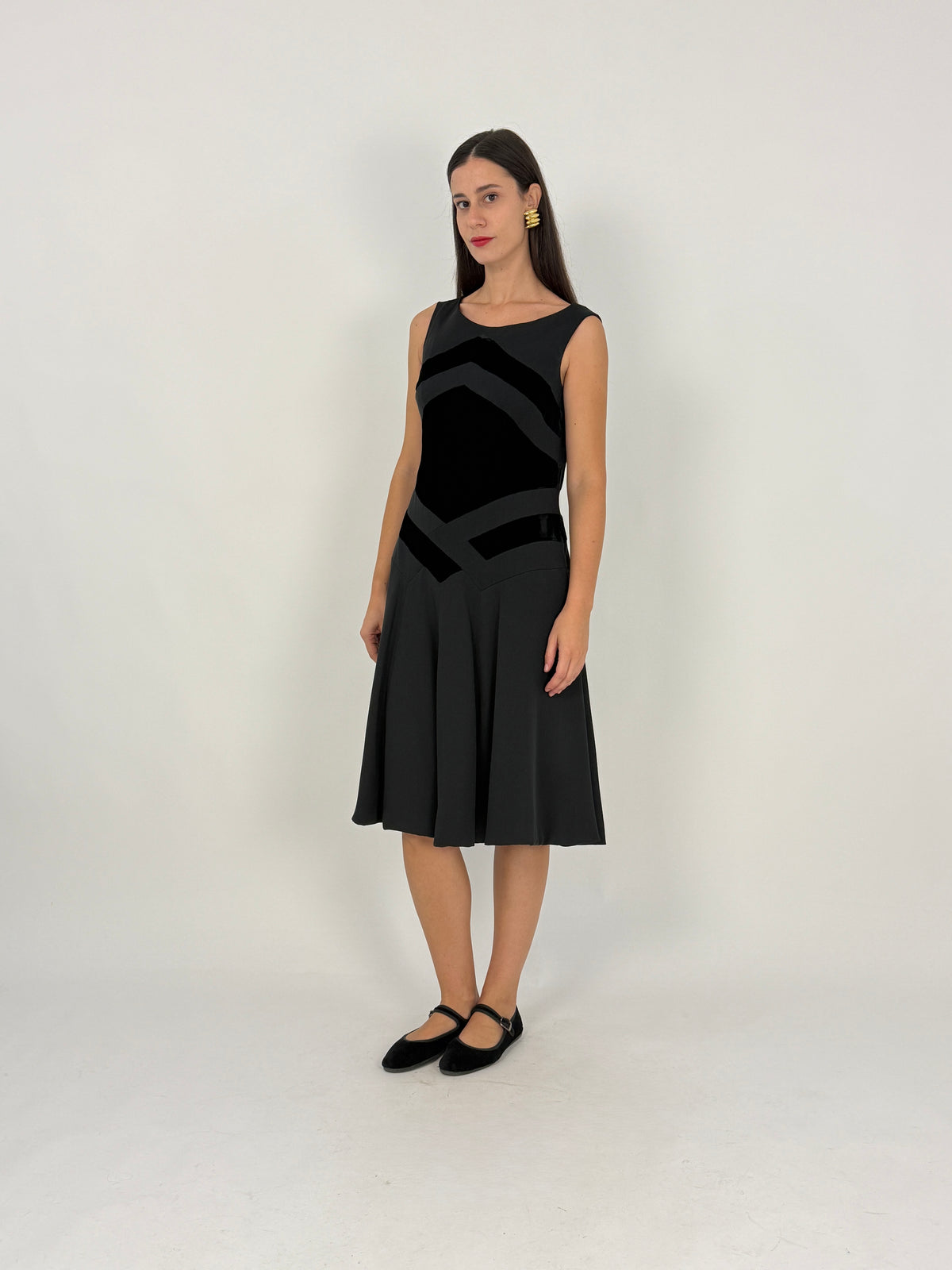 Abito Baldi Modena - laterale indossato in movimento, gonna a ruota fluida, tessuto setoso grigio antracite, velluto nero geometrico bustier