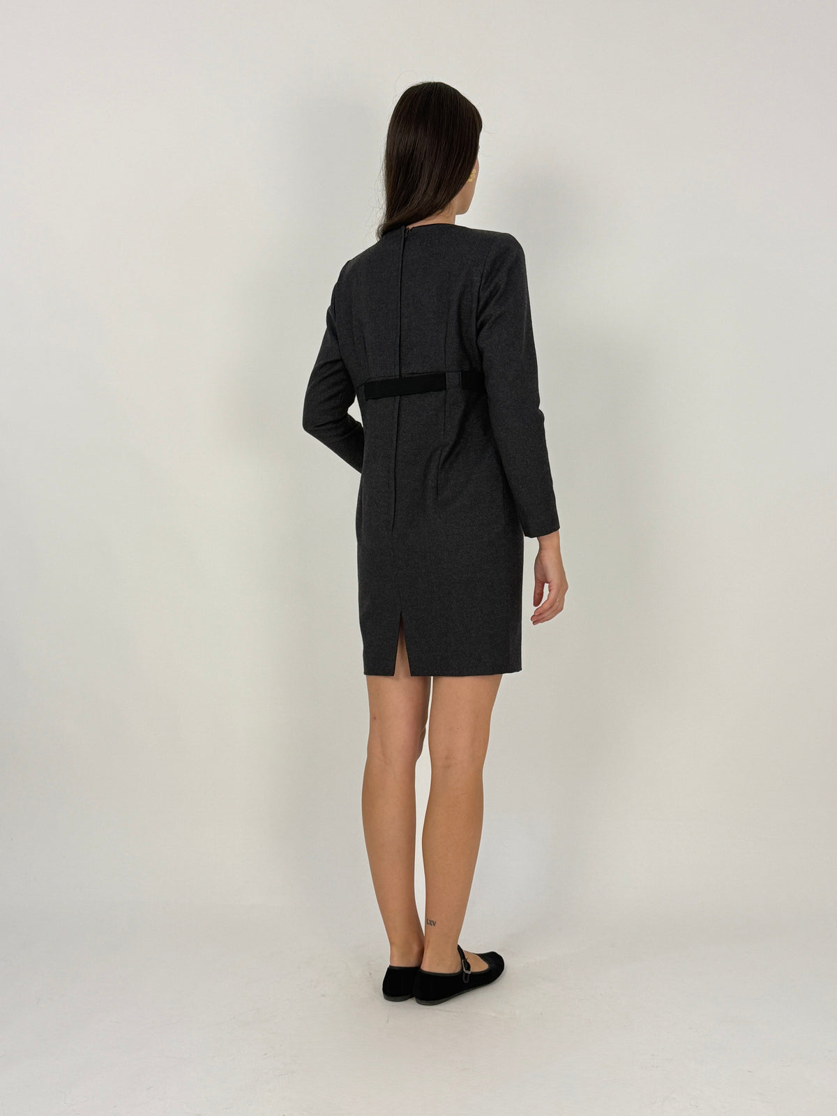 Abito tubino vintage - laterale in movimento, silhouette pencil skirt, lunghezza sopra il ginocchio, lana grigio antracite, fascia velluto in vita