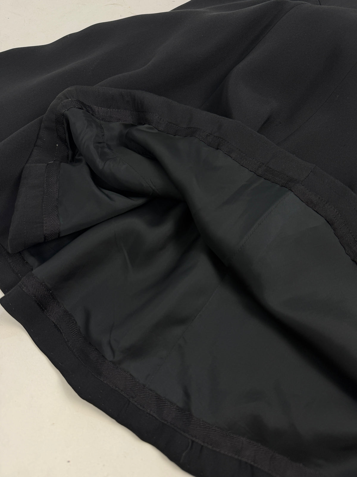 Dettaglio gonna fodera - fodera completa in tessuto nero, orlo rifinito, qualità costruttiva abito Baldi Modena vintage