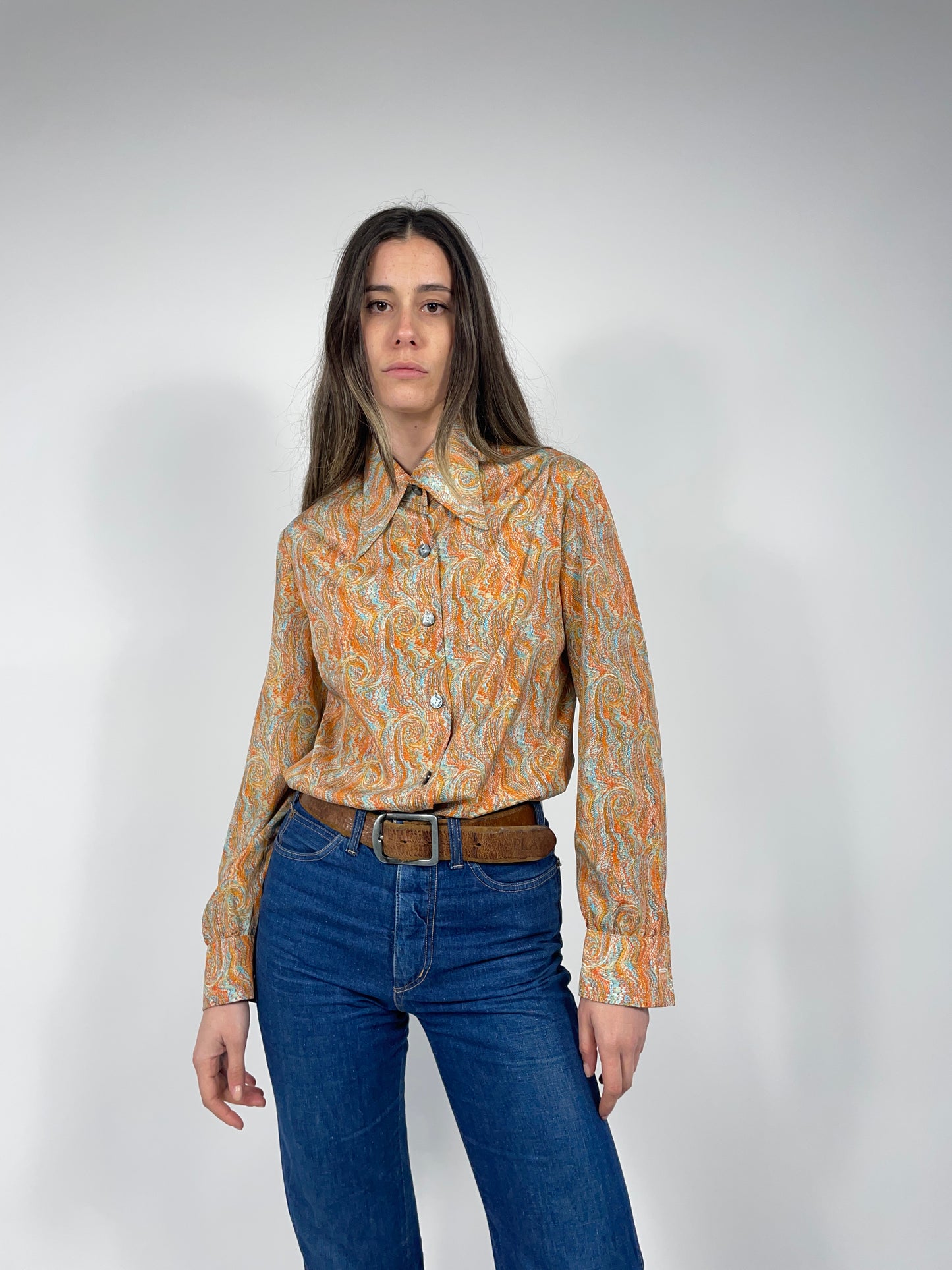 camicia-anni-70-tessuto-fantasia-da-donna-colore-arancione-celeste-e-beige