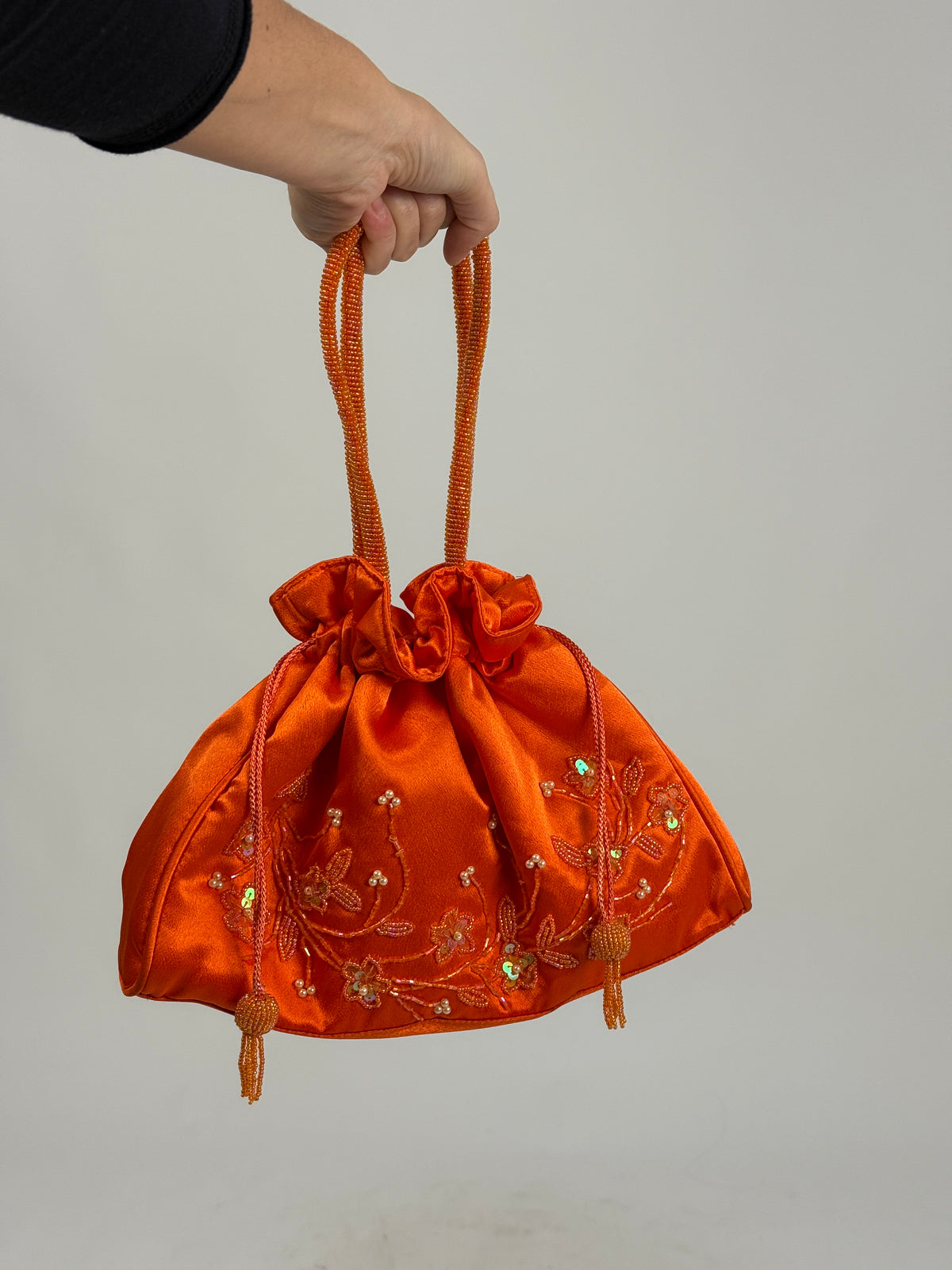 Borsa Positano vintage anni 90 - tre quarti aperta con tracolla perline lunga, raso arancione bruciato, ricamo floreale fronte, manici rigidi a perline