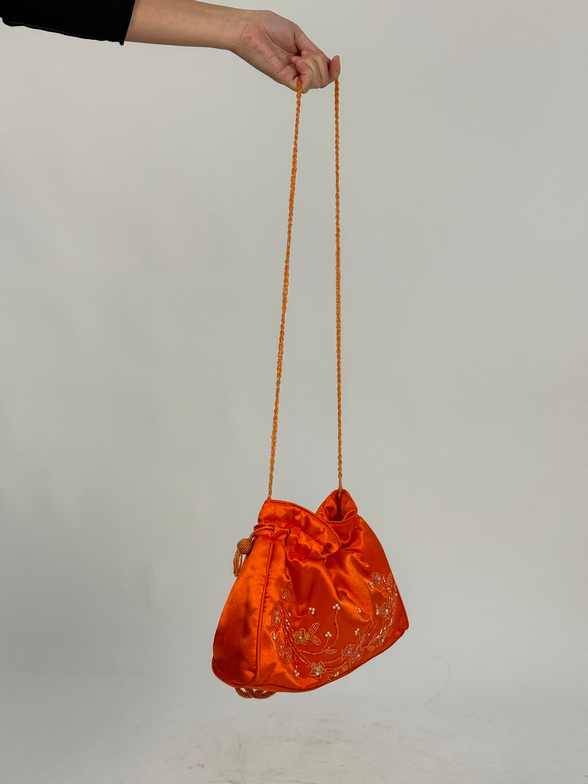 Borsa raso arancione vintage - fronte piano chiusa, coulisse con nappa arancione, silhouette arrotondata pouch