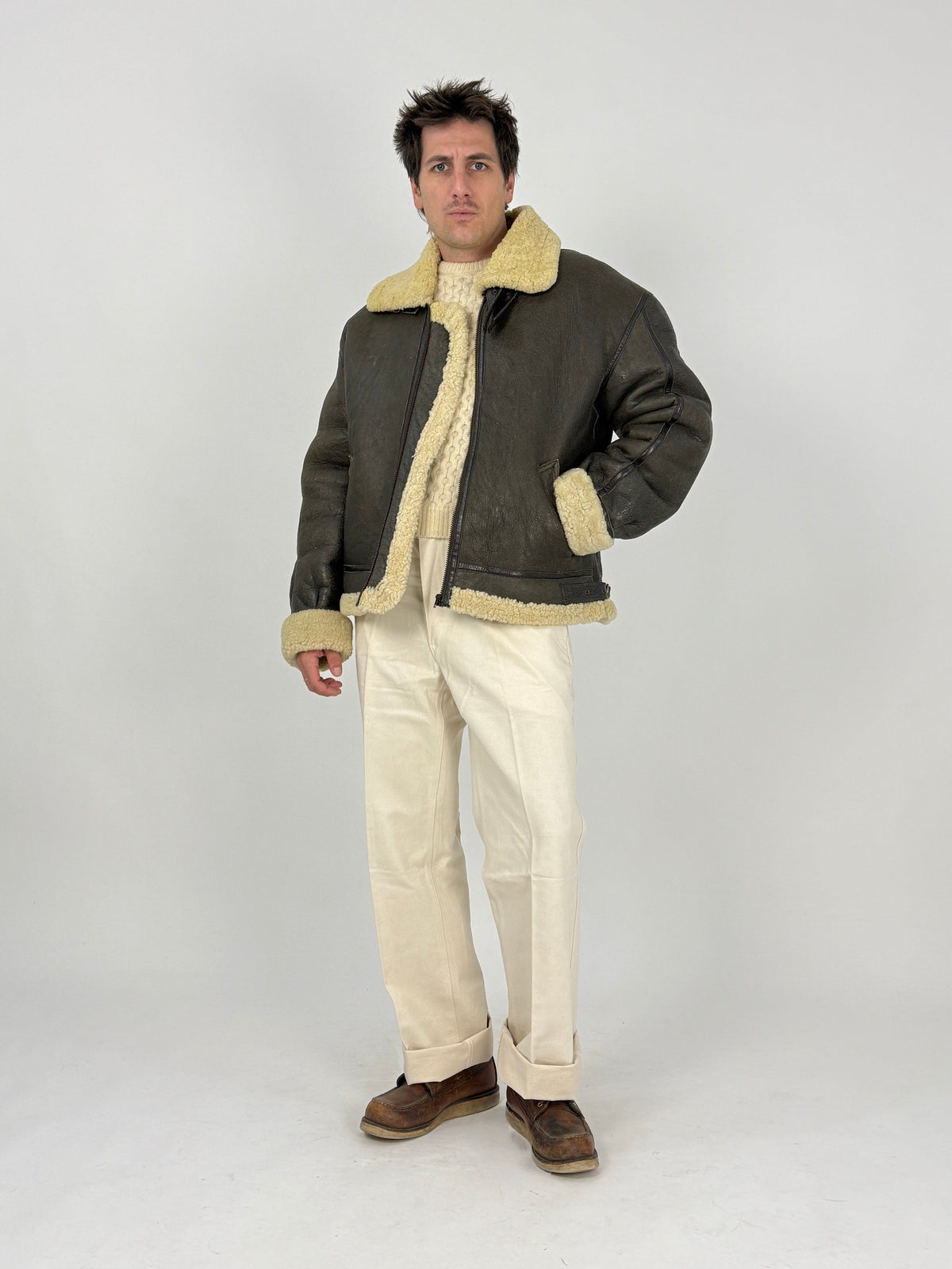 Giacca aviatore B-3 shearling vintage anni 80 - fronte indossato, pelle marrone scuro oliva, montone avorio riccio colletto revers ampio, zip RiRi bronzata, taglia 50/L
