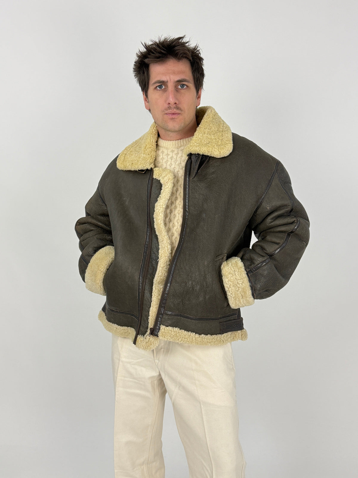 Giacca B-3 shearling - retro indossato, pannellatura pelle marrone oliva a blocchi, cinghia vita posteriore con fibbia bronzo, colletto montone avorio, shearling bordo orlo