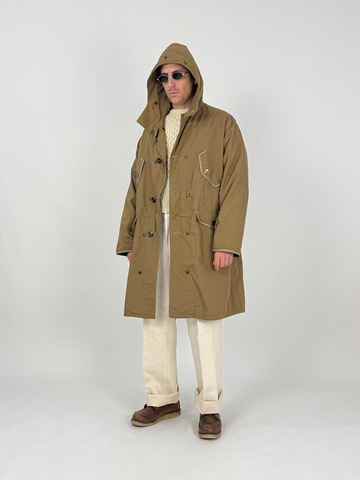 Parka utility vintage anni 70 80 - piano fronte chiuso, placca bottoni grigi sopra zip dorata, tasche cargo basse con patta triangolare, tasche petto, colletto alto, cappuccio ripiegato