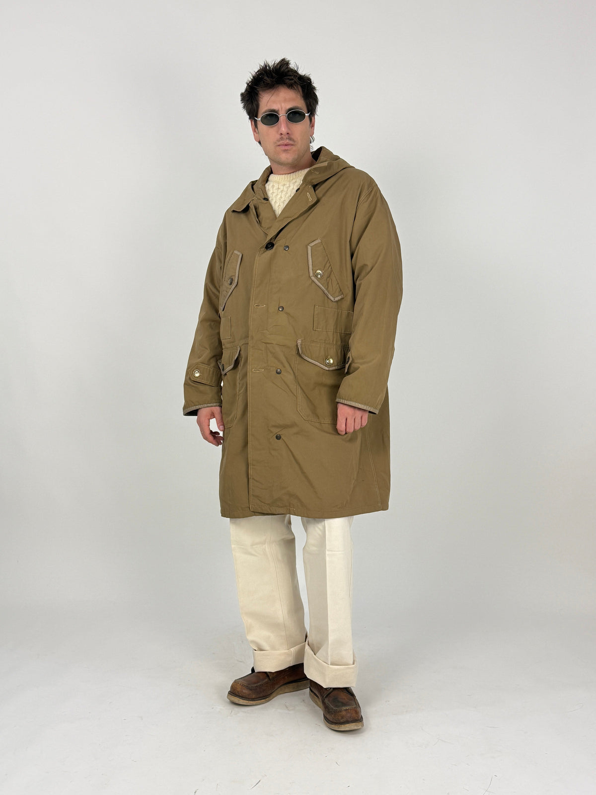 Dettaglio cappuccio e colletto alto - cappuccio ampio con cordino regolazione, binding avorio orlo cappuccio, colletto funnel con bottone, impunture a contrasto, cotone khaki fitto