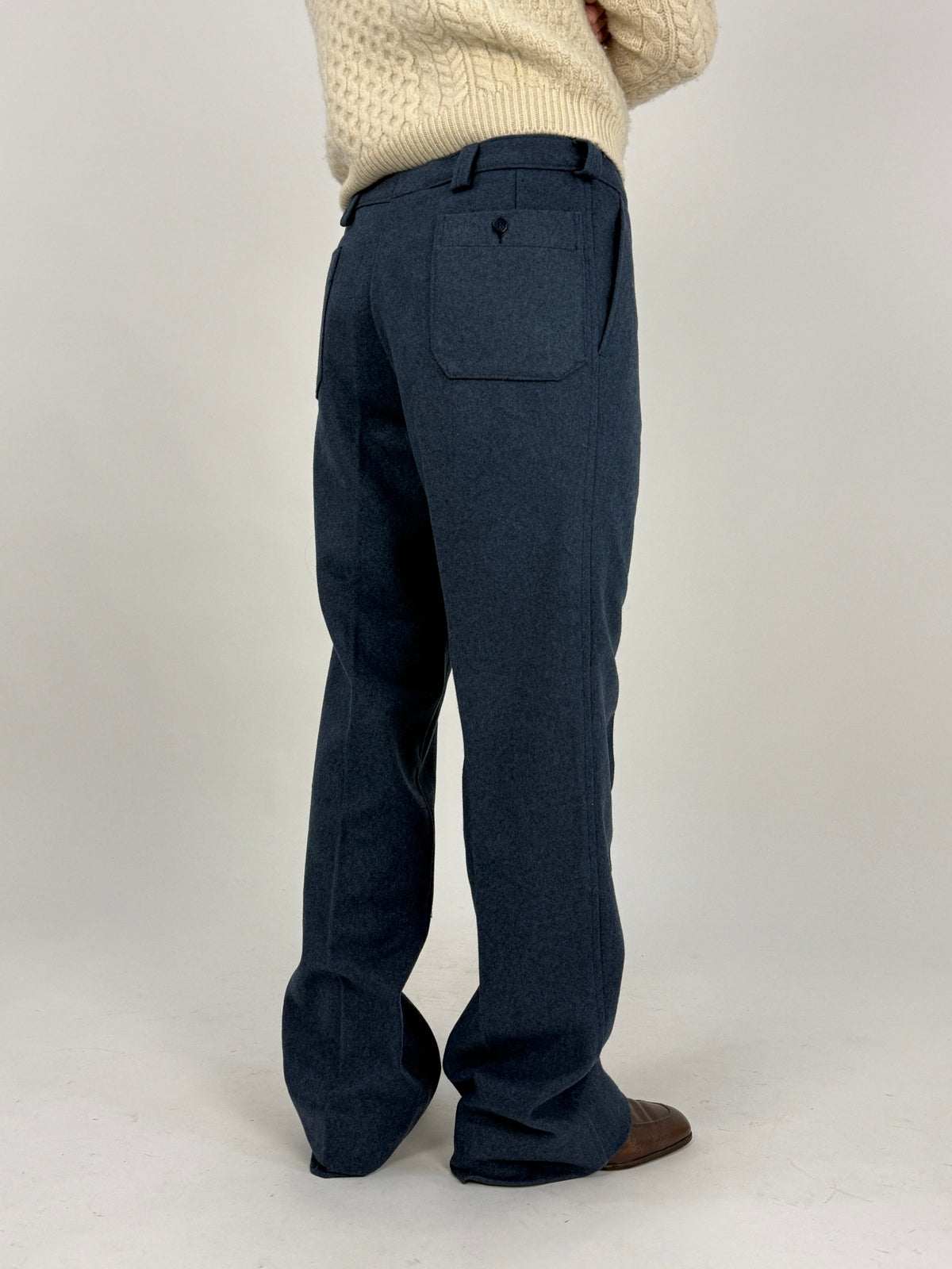 Pantaloni zampa vintage - laterale retro indossato, silhouette flare dritta dal ginocchio alla campanatura, tasca patch posteriore destra con bottone, vita alta passanti
