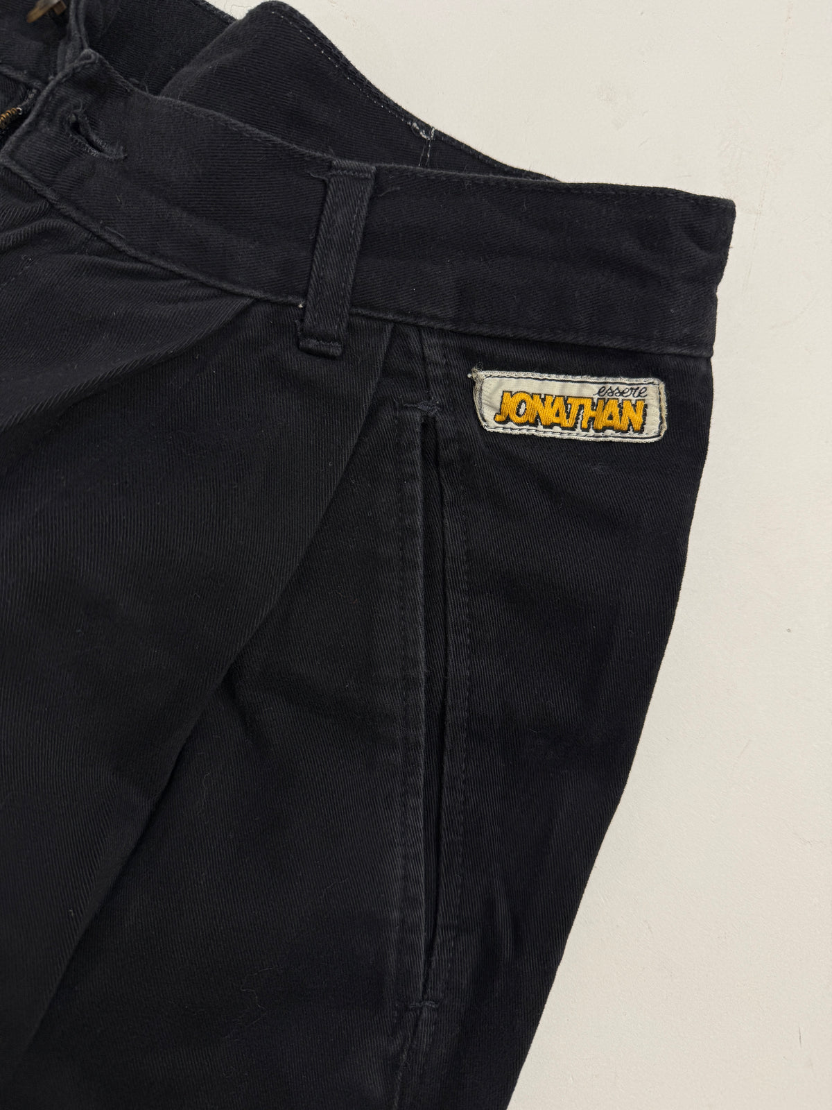 Dettaglio etichette interne Jonathan - etichetta brand con logo e testo poetico manoscritto veneziano anni 80, bottoni ottone logo circolare ancora, tasche posteriori a toppa