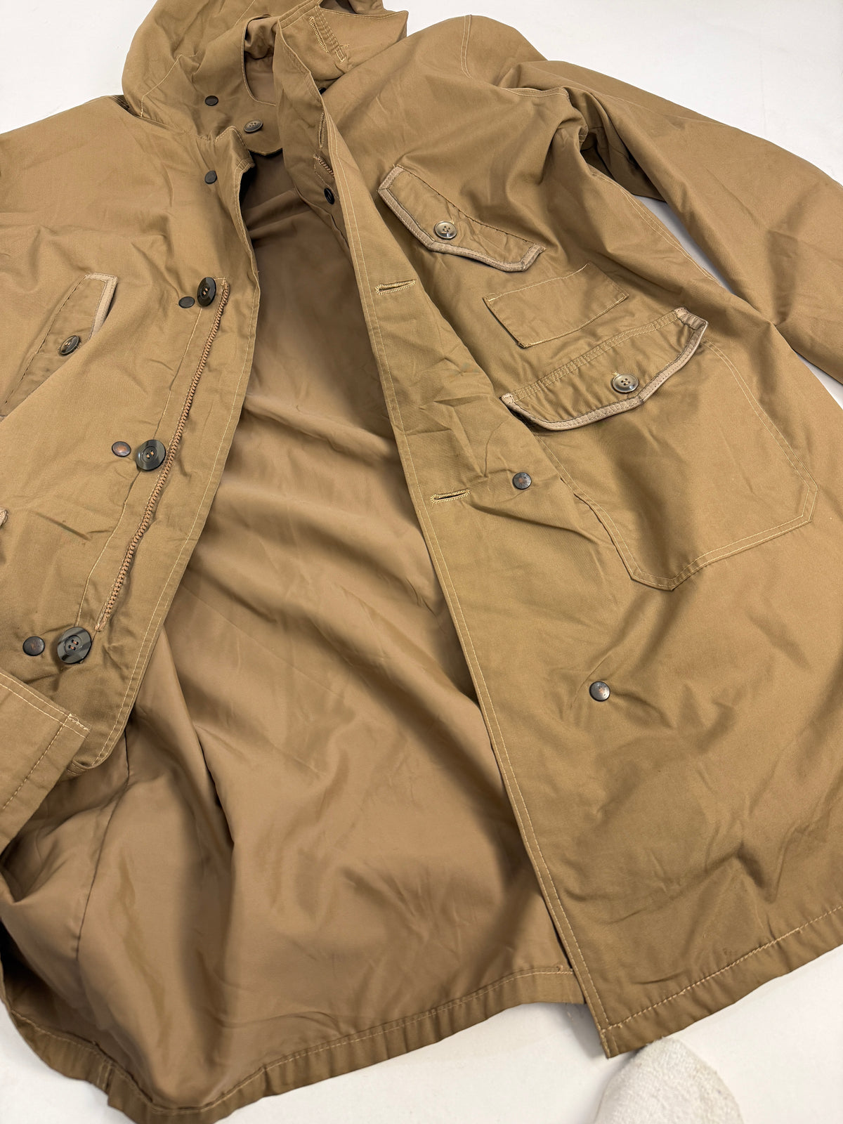 Dettaglio macro tasche petto e zip - tasche petto a soffietto con patta rettangolare e bottone grigio, mini-tasca aggiuntiva su patta destra, zip dorata, impunture doppie filo crema contrasto