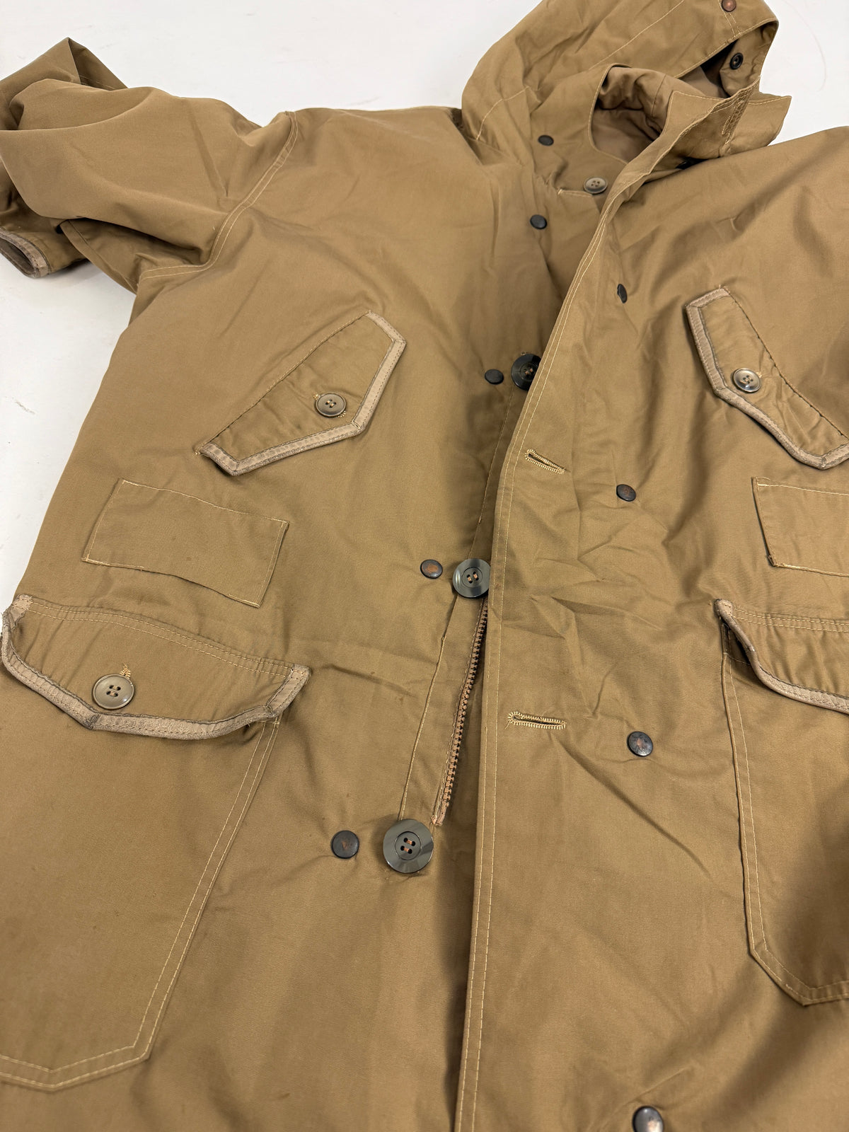 Parka utility vintage - laterale indossato aperto, silhouette oversize lunga cm 107, cappuccio morbido, tasche cargo laterali con patta, coulisse orlo inferiore