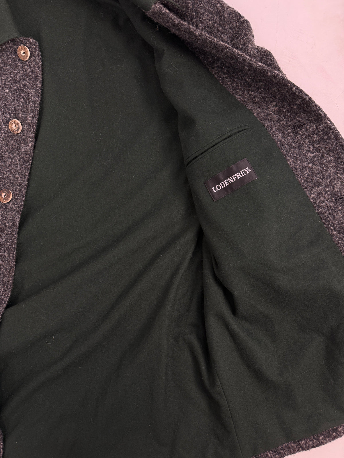 Dettaglio interno fodera ed etichetta - etichetta brand Lodenfrey Monaco Baviera nera/bianca, fodera parziale tessuto a righe grigio/bianco, fodera petto verde antracite, polsino velluto verde