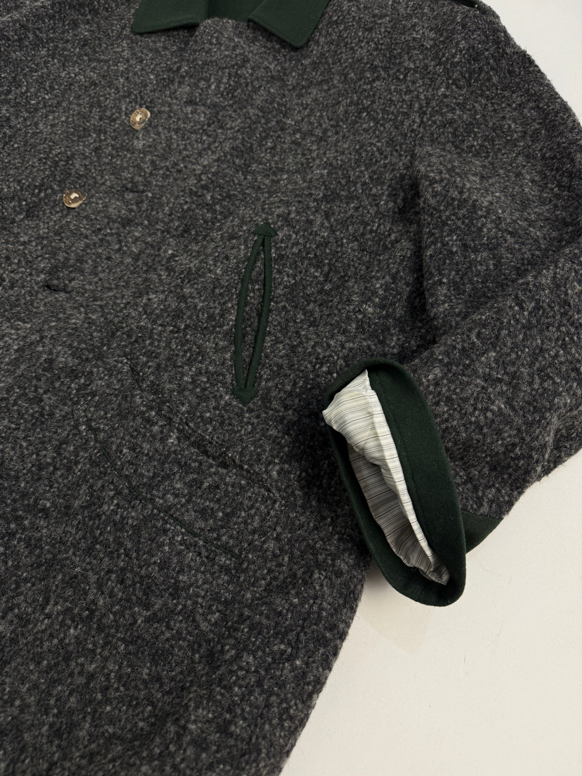 Lodenfrey giacca Janker loden vintage anni 80 - fronte indossato, bouclé grigio antracite verde, colletto velluto verde bosco, bottoni ottone anticato, taglia 50/L