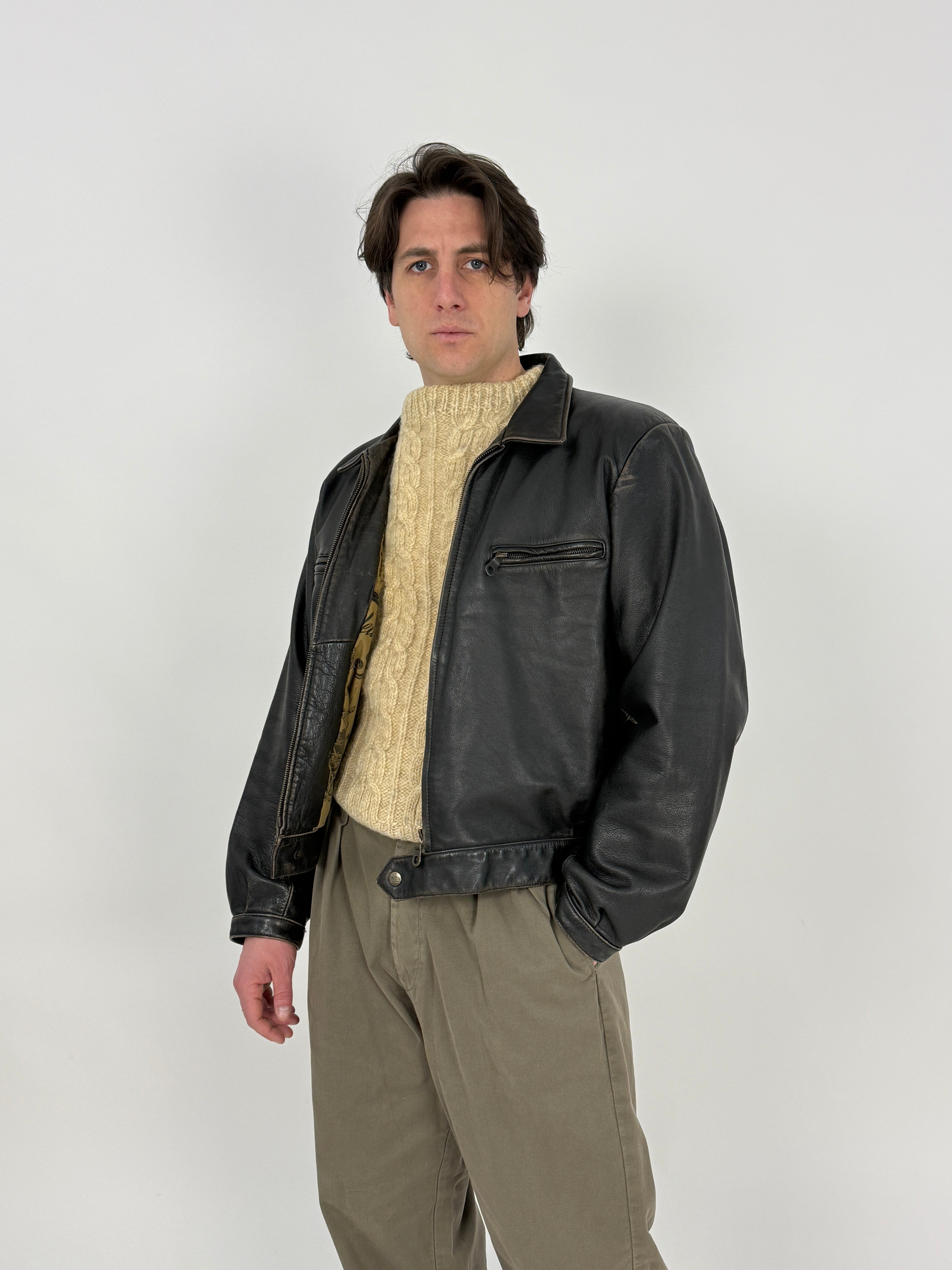 giacca indossata da uomo trapper vintage in pelle marrone con fodera fantasia