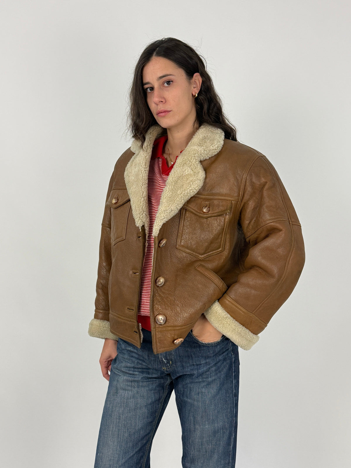Giacca shearling montone vintage anni 70 - fronte indossato aperto, cuoio marrone cognac, colletto revers ampio shearling avorio, due tasche petto con patta, taglia S/M