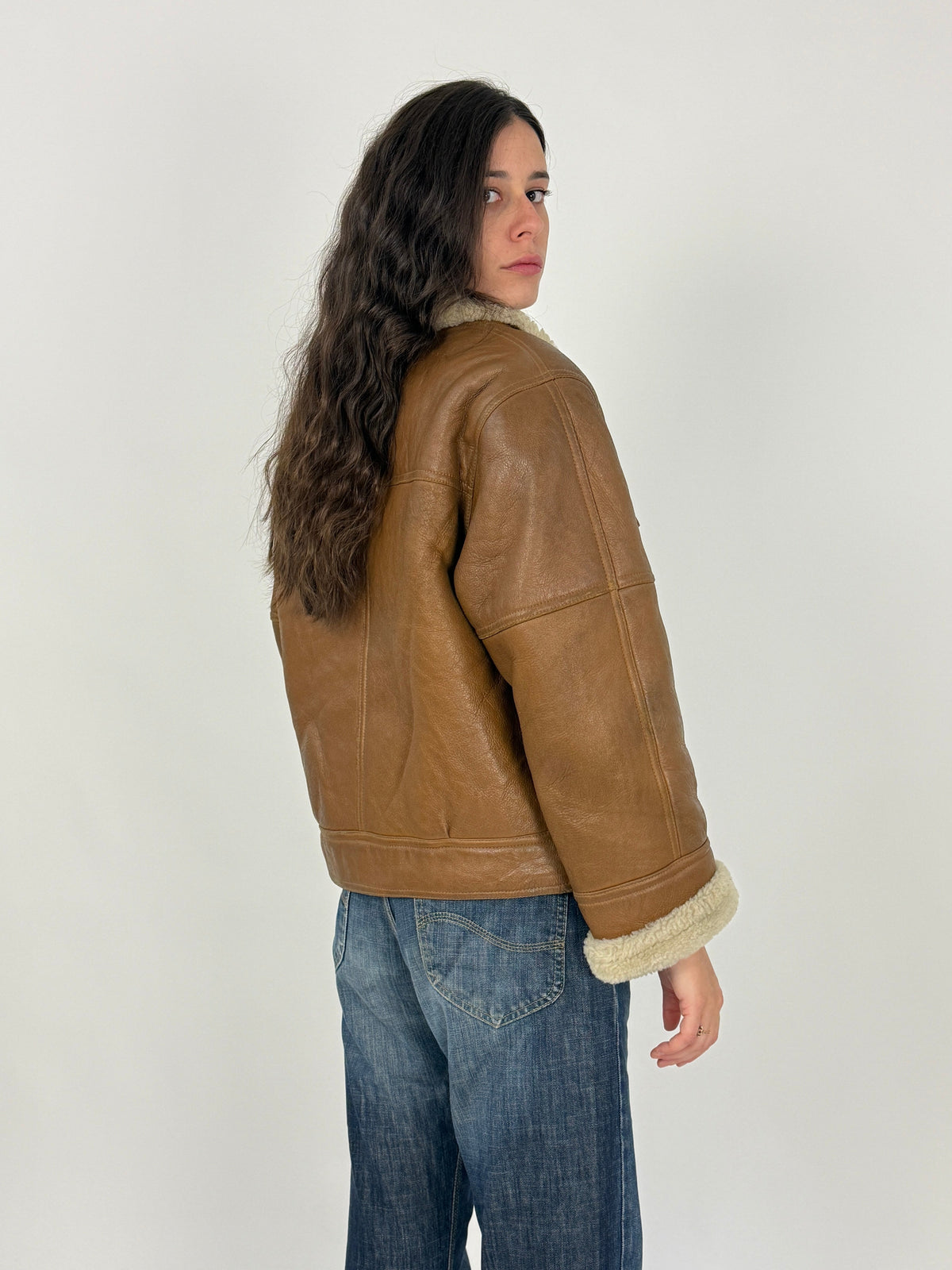 Giacca shearling montone vintage anni 70 - retro indossato, yoke posteriore cucitura orizzontale, silhouette cropped squadrata lunghezza cm 65, polsino shearling avorio