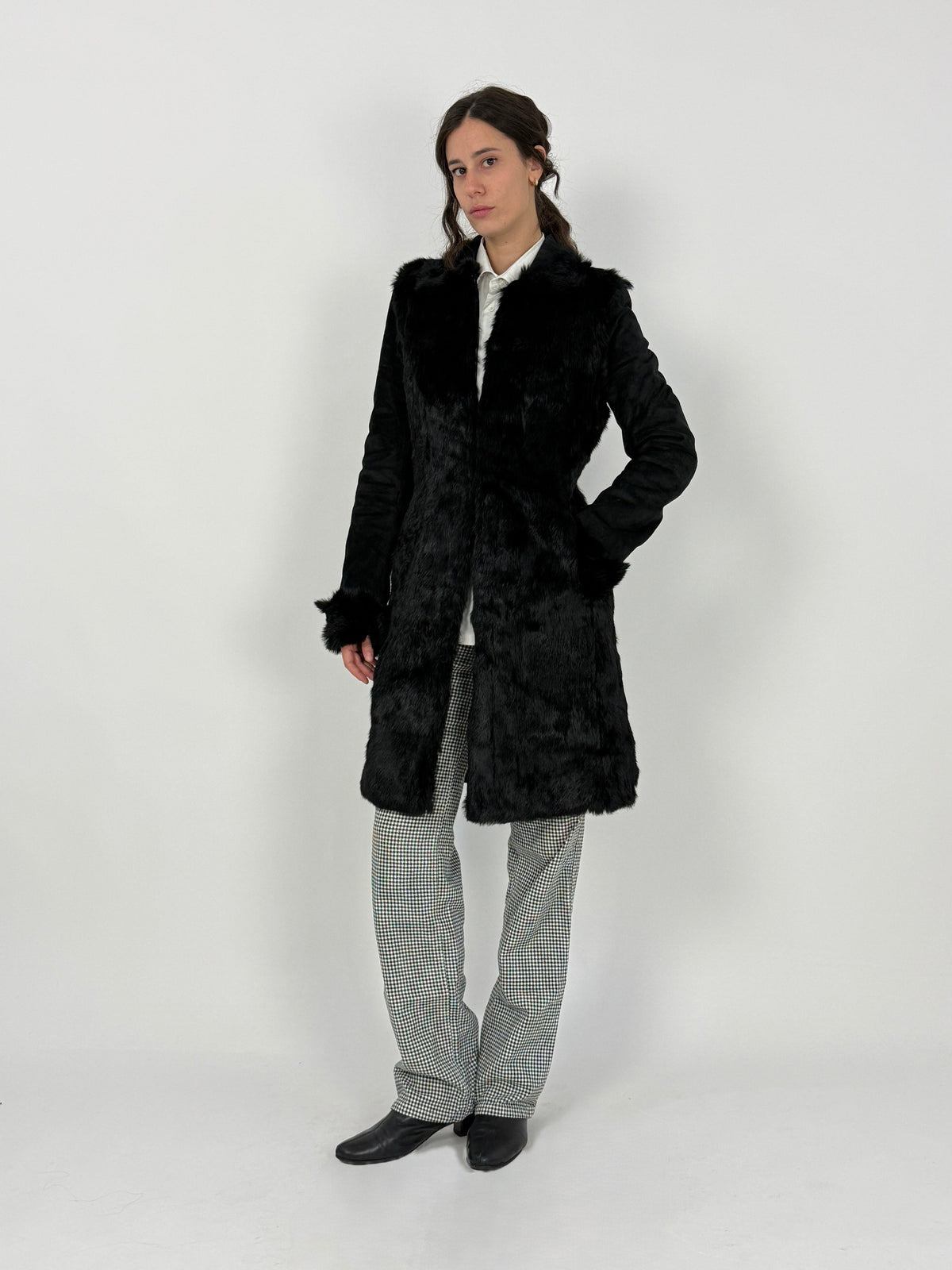 Blue Deep cappotto piano aperto fronte - fodera a righe sottili avorio/nero acetato lucido, gancetto chiusura invisibile, corpo lapin rasato, bordo orlo pelo lungo, colletto pelo lungo revers
