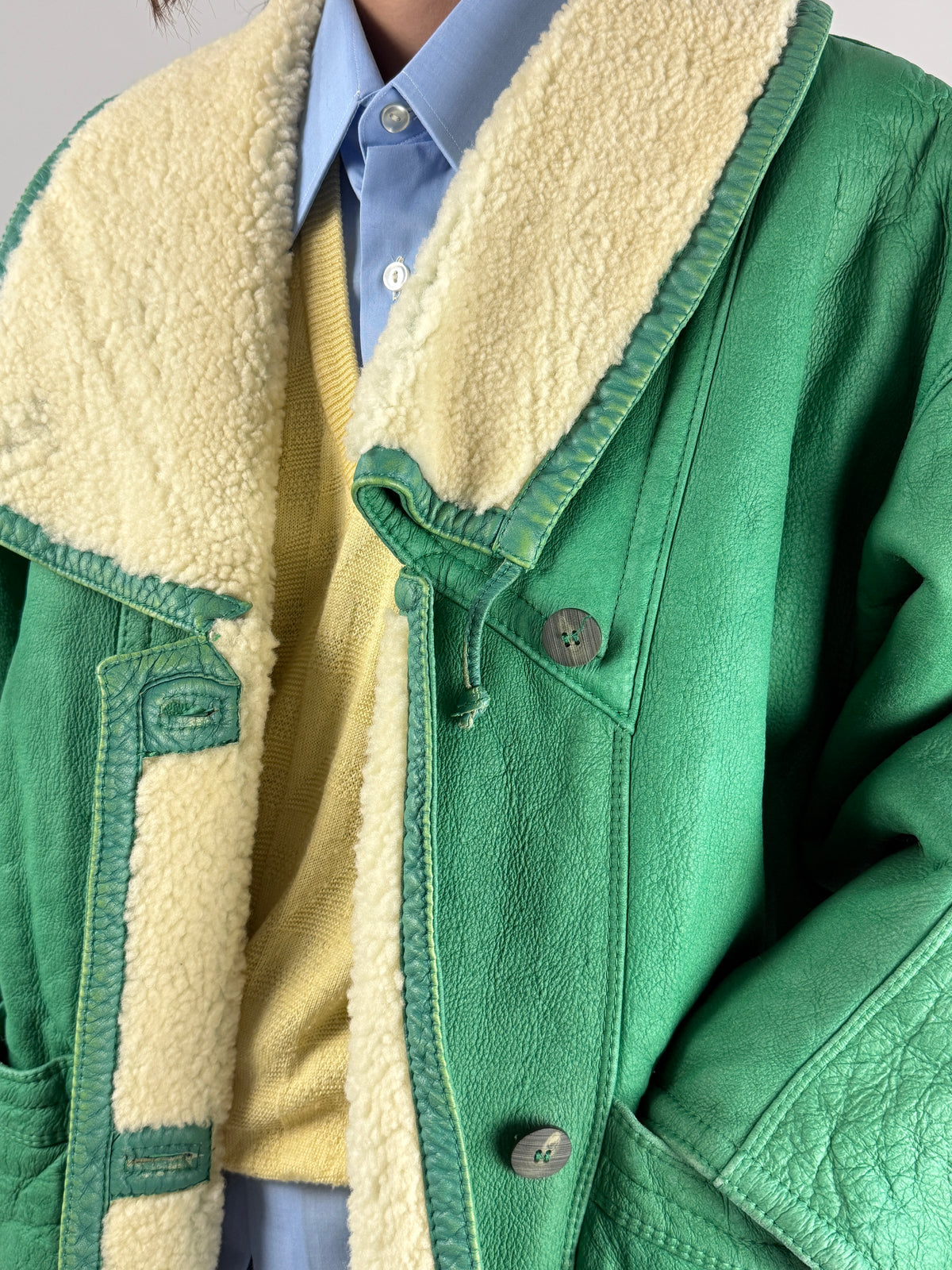 Interno giacca shearling aperto - fodera integrale shearling naturale riccio avorio crema, zona centrale corpo con appiattimento da uso, pannellatura interna cuciture