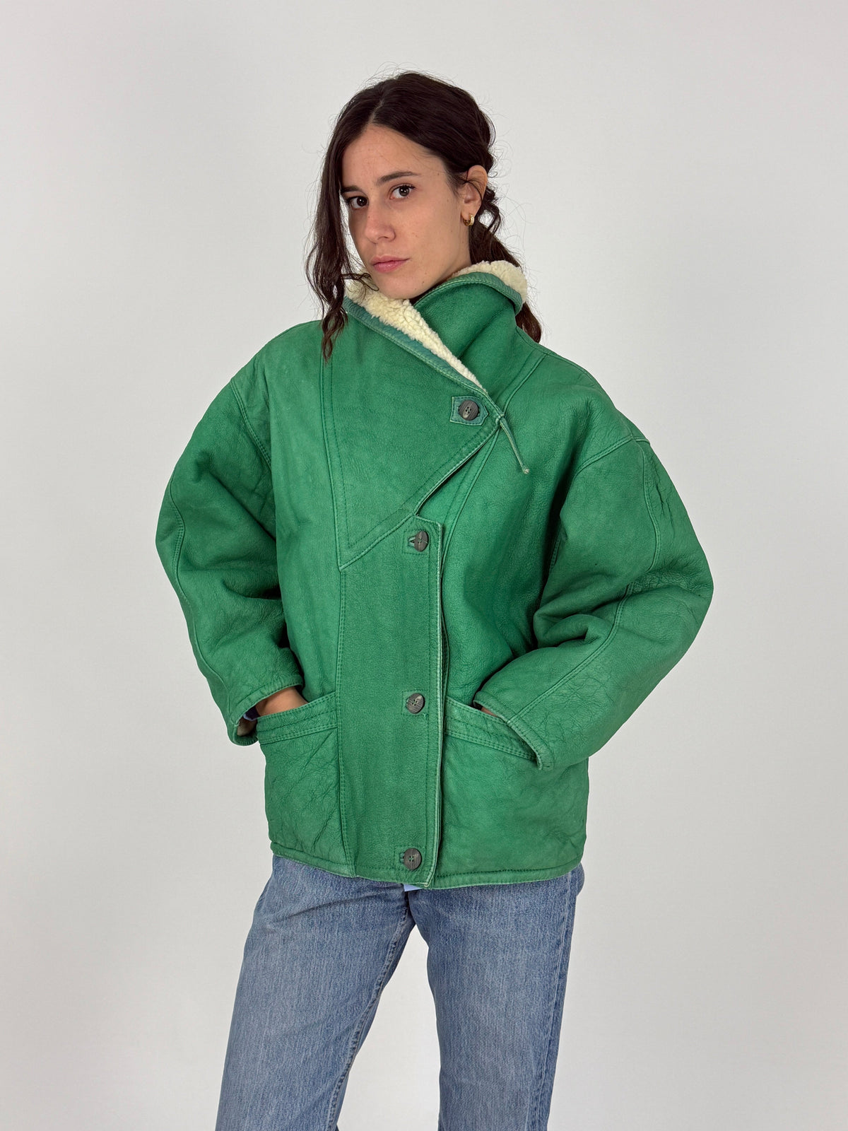 Scout Shearling giacca montone verde - laterale indossato aperto tre quarti, volume oversize boxy, colletto shearling aperto, due tasche patch basse con soffietto, bottoni metallo grigio