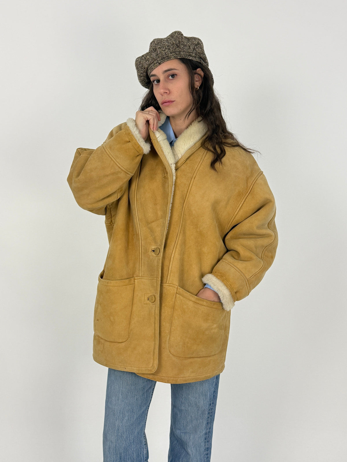 Giacca ranch coat shearling - fronte indossato aperto tre quarti, colletto a V profondo shearling avorio riccio, tre bottoni resina avorio, volume oversize boxy, polsini risvolto shearling